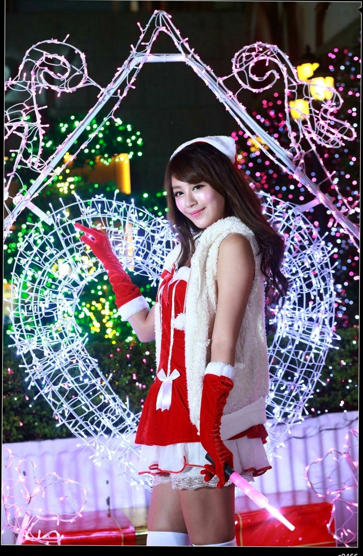 Gallery - 台湾正妹Miso夏晴圣诞节主题写真，红白圣诞制服搭配白丝，户外彩灯下展现动人美腿与治愈系甜美气质台湾制服丝袜清纯治愈系 女神私房照_秀色女神 - image 71