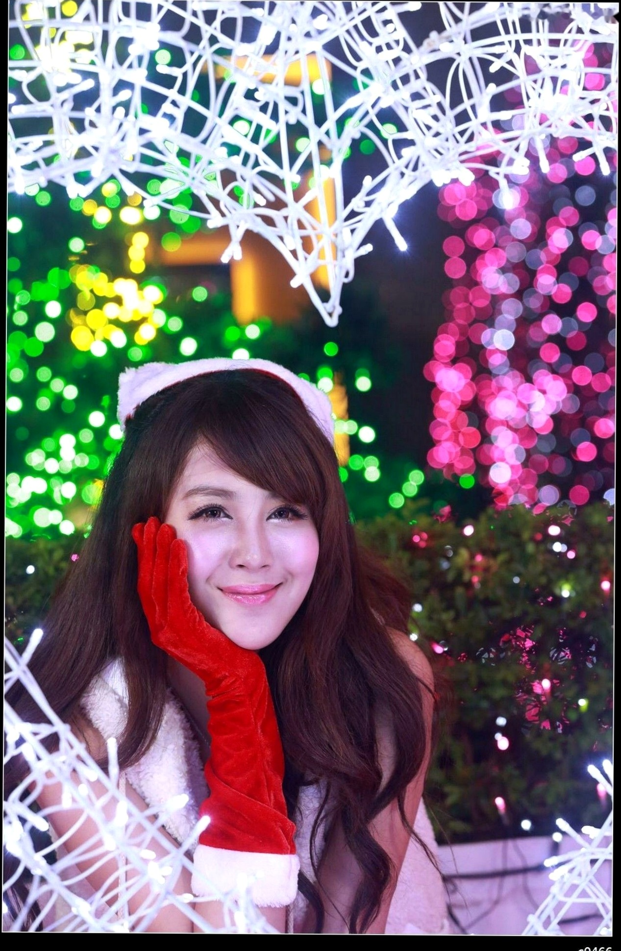 Gallery - 台湾正妹Miso夏晴圣诞节主题写真，红白圣诞制服搭配白丝，户外彩灯下展现动人美腿与治愈系甜美气质台湾制服丝袜清纯治愈系 女神私房照_秀色女神 - image 72