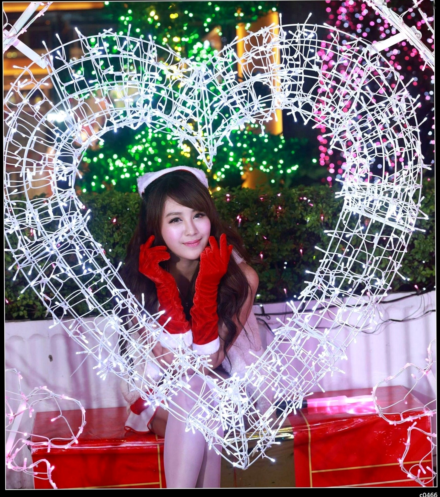 Gallery - 台湾正妹Miso夏晴圣诞节主题写真，红白圣诞制服搭配白丝，户外彩灯下展现动人美腿与治愈系甜美气质台湾制服丝袜清纯治愈系 女神私房照_秀色女神 - image 73
