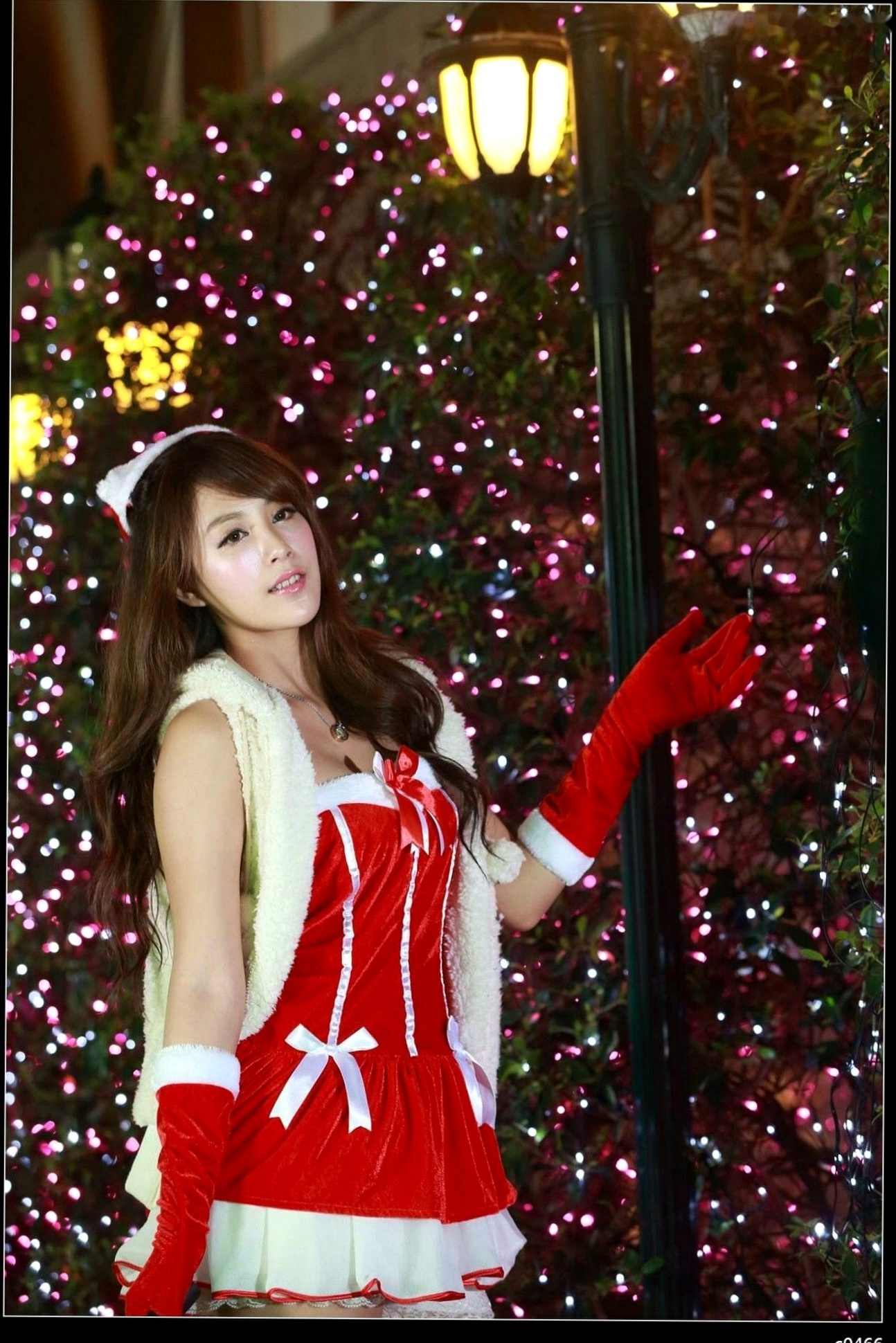 Gallery - 台湾正妹Miso夏晴圣诞节主题写真，红白圣诞制服搭配白丝，户外彩灯下展现动人美腿与治愈系甜美气质台湾制服丝袜清纯治愈系 女神私房照_秀色女神 - image 79