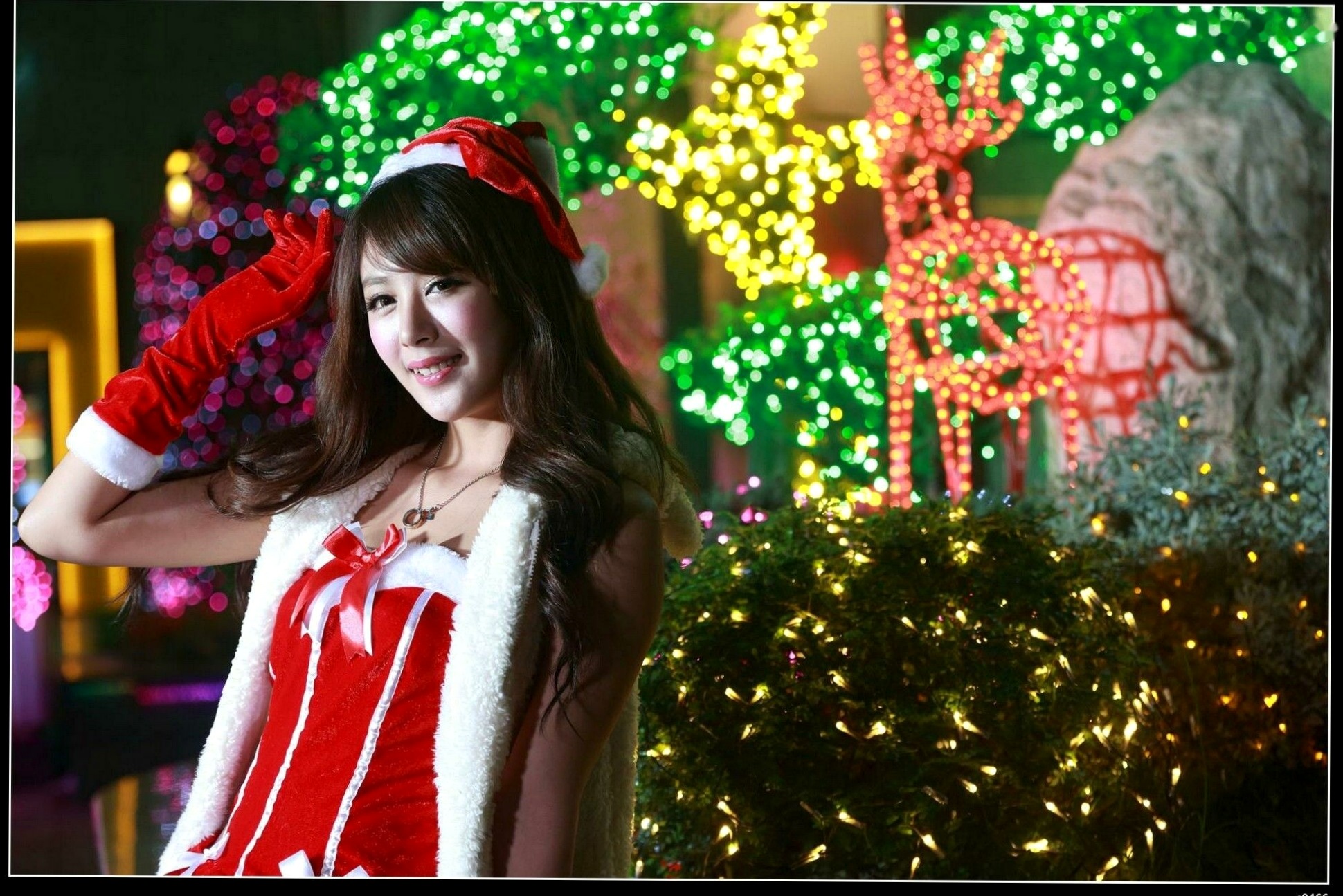 Gallery - 台湾正妹Miso夏晴圣诞节主题写真，红白圣诞制服搭配白丝，户外彩灯下展现动人美腿与治愈系甜美气质台湾制服丝袜清纯治愈系 女神私房照_秀色女神 - image 97