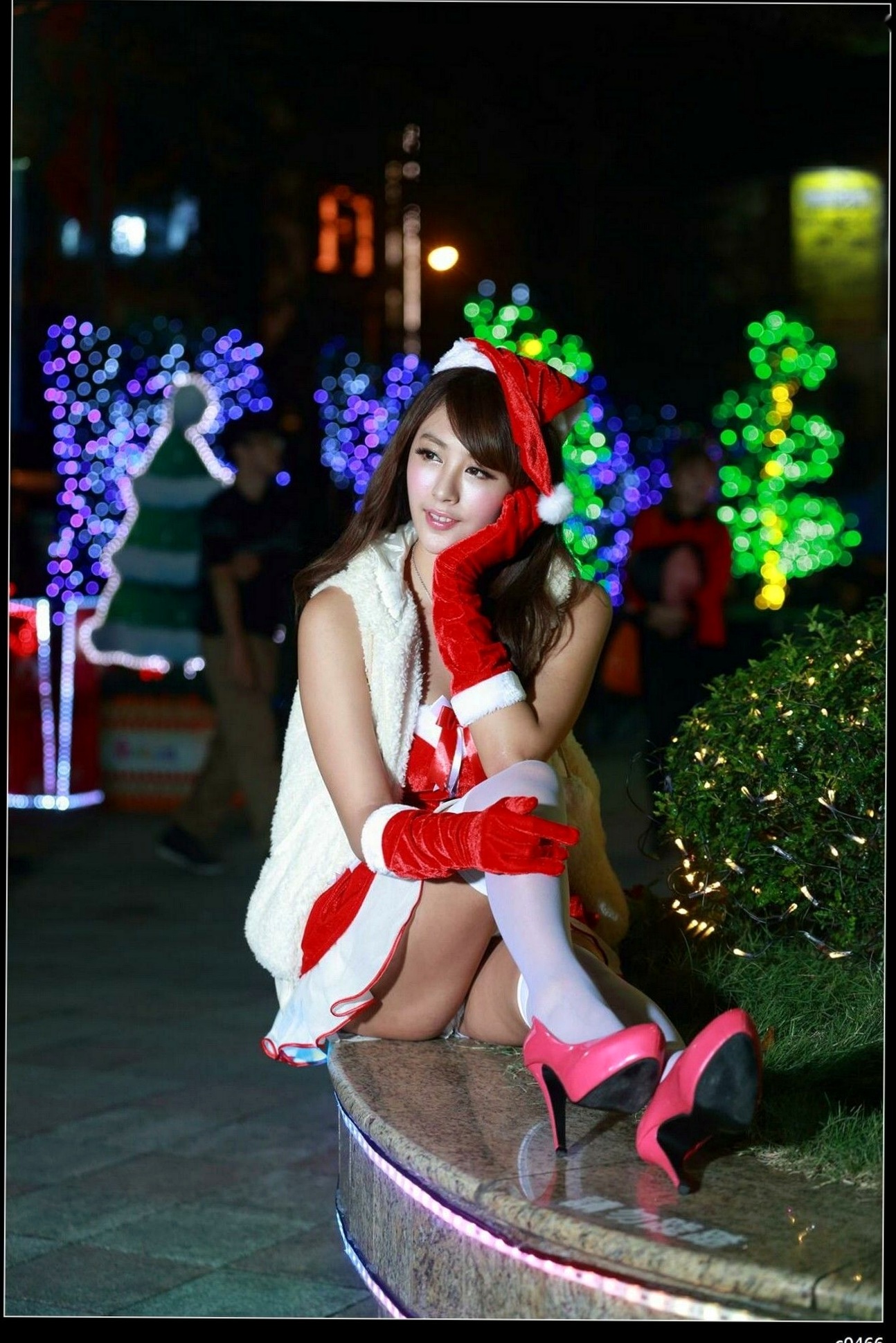 Gallery - 台湾正妹Miso夏晴圣诞节主题写真，红白圣诞制服搭配白丝，户外彩灯下展现动人美腿与治愈系甜美气质台湾制服丝袜清纯治愈系 女神私房照_秀色女神 - image 101