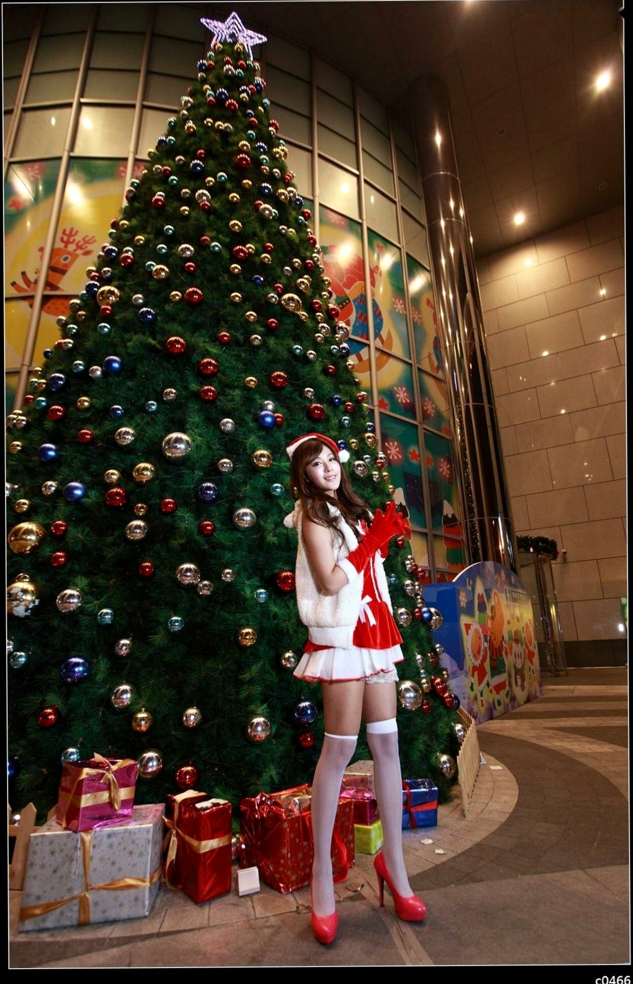 Gallery - 台湾正妹Miso夏晴圣诞节主题写真，红白圣诞制服搭配白丝，户外彩灯下展现动人美腿与治愈系甜美气质台湾制服丝袜清纯治愈系 女神私房照_秀色女神 - image 104