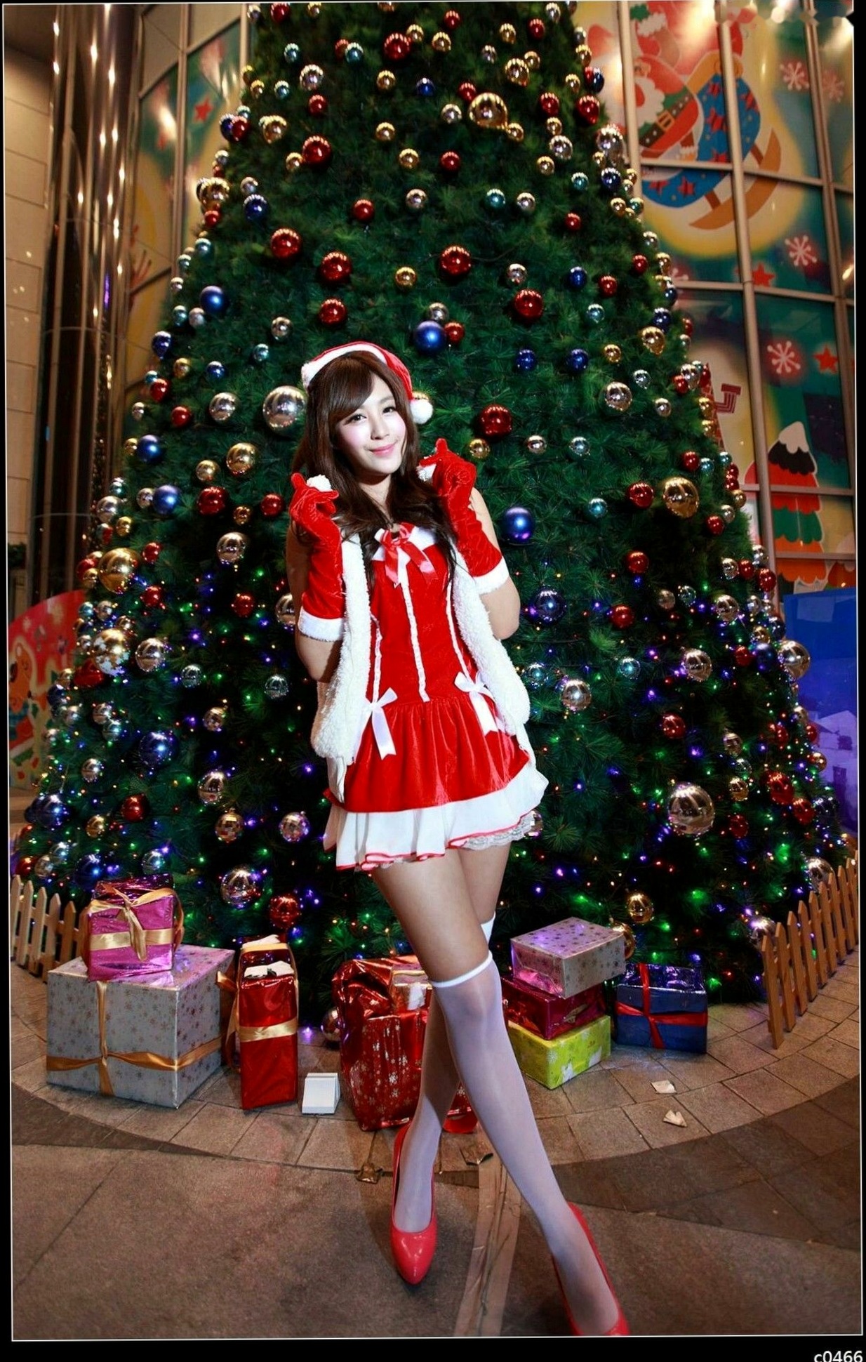 Gallery - 台湾正妹Miso夏晴圣诞节主题写真，红白圣诞制服搭配白丝，户外彩灯下展现动人美腿与治愈系甜美气质台湾制服丝袜清纯治愈系 女神私房照_秀色女神 - image 108