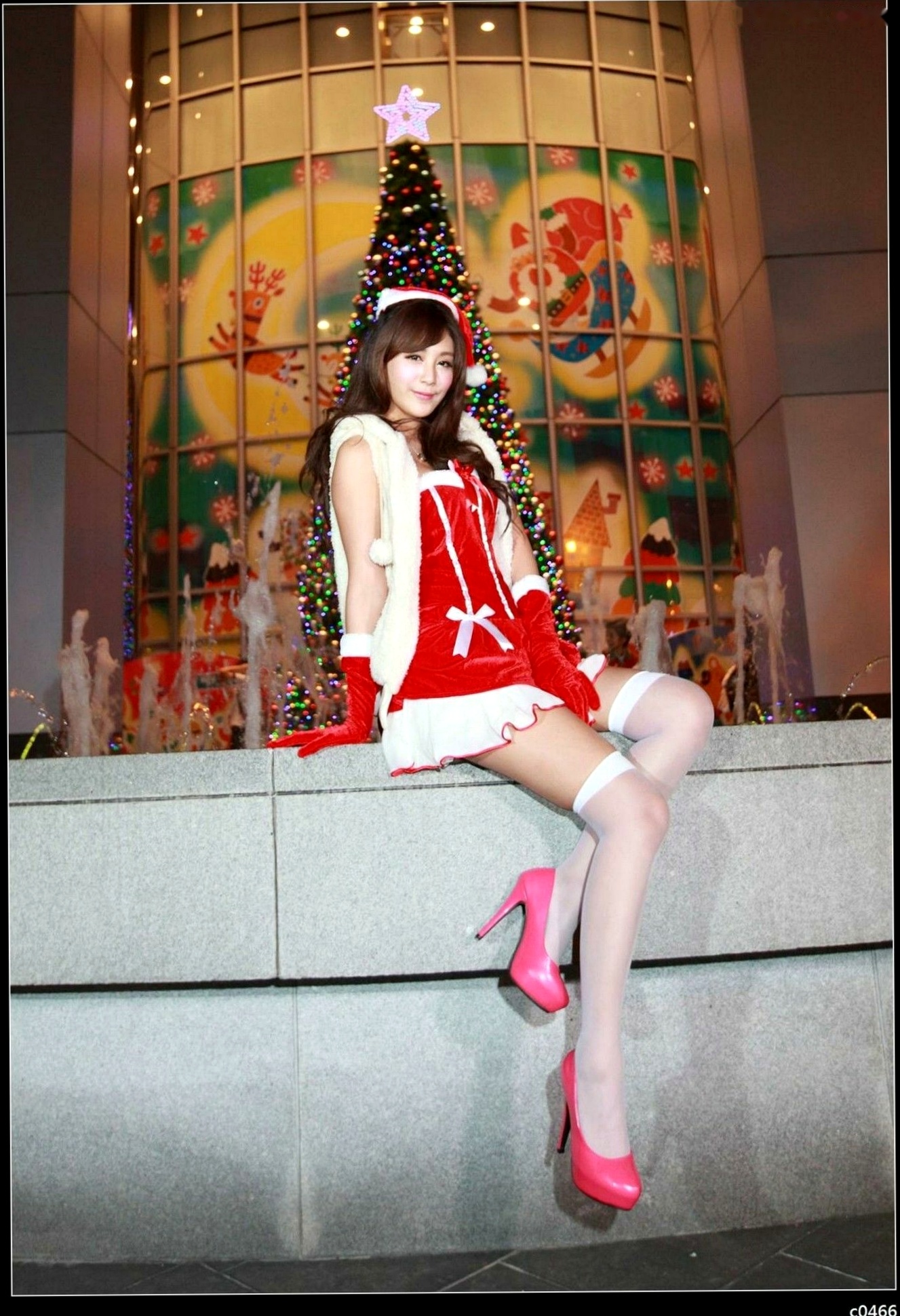 Gallery - 台湾正妹Miso夏晴圣诞节主题写真，红白圣诞制服搭配白丝，户外彩灯下展现动人美腿与治愈系甜美气质台湾制服丝袜清纯治愈系 女神私房照_秀色女神 - image 110