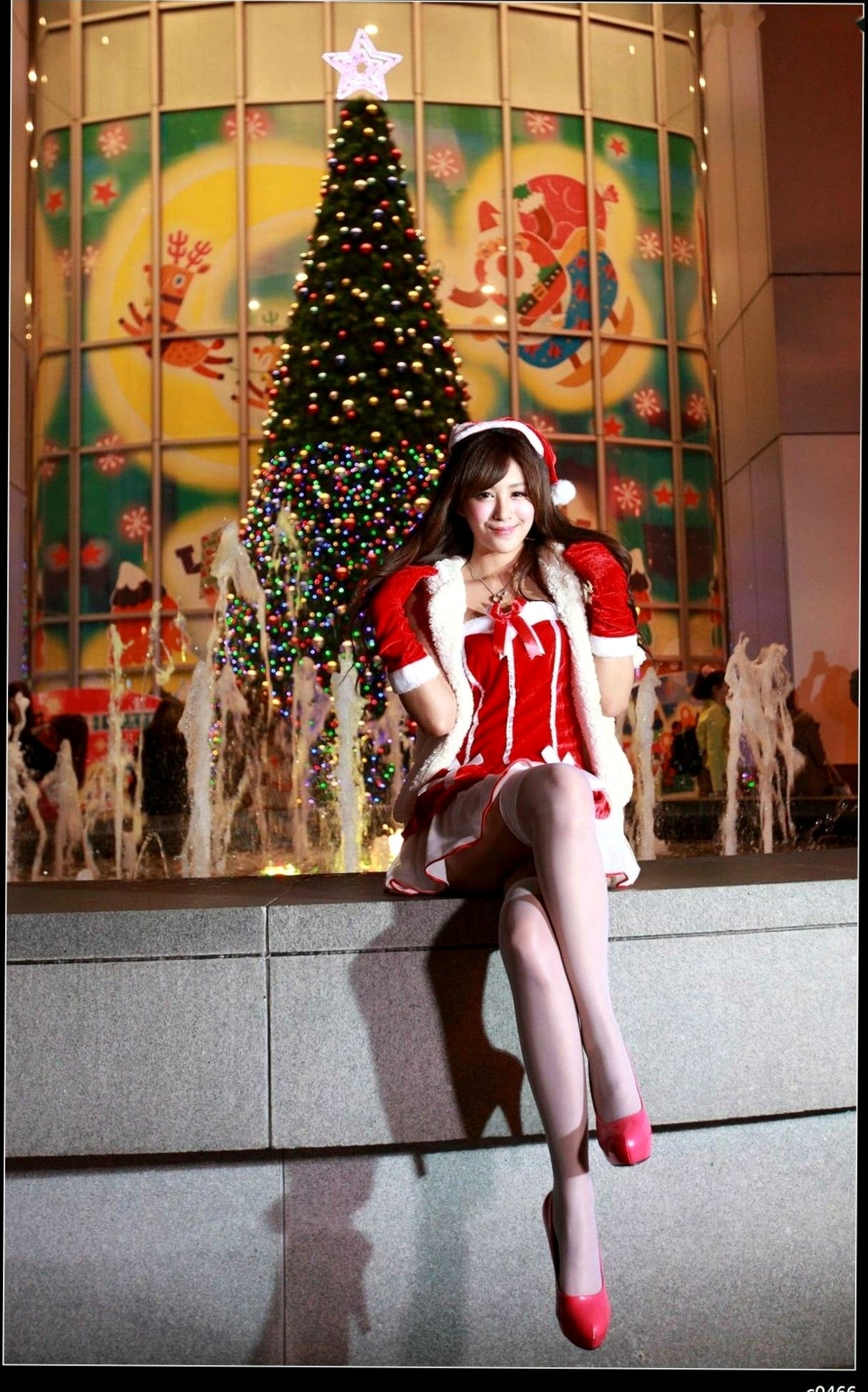 Gallery - 台湾正妹Miso夏晴圣诞节主题写真，红白圣诞制服搭配白丝，户外彩灯下展现动人美腿与治愈系甜美气质台湾制服丝袜清纯治愈系 女神私房照_秀色女神 - image 112
