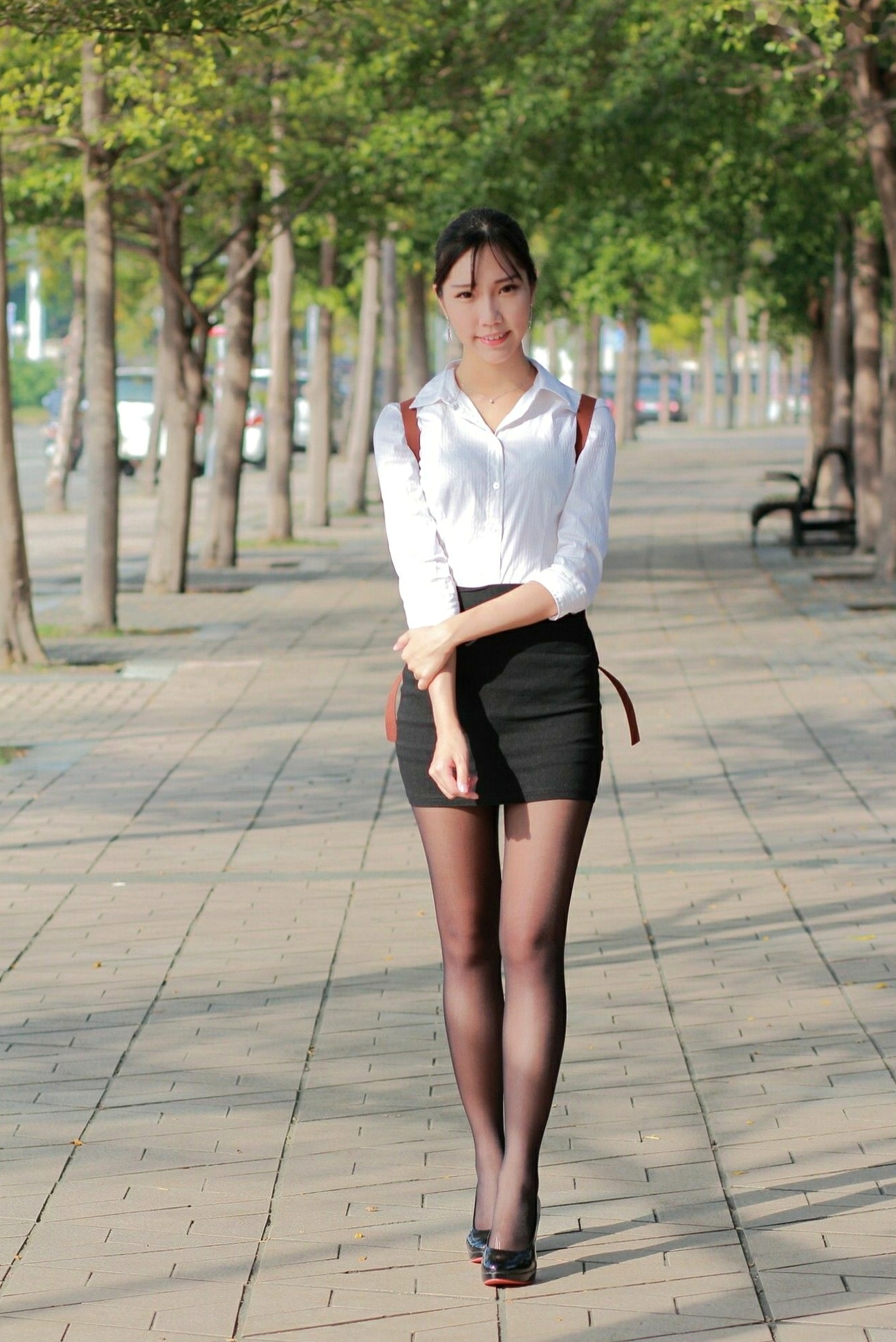 台湾正妹猪比，清新户外写真，运动风与制服黑丝演绎迷人气质，精选美图集