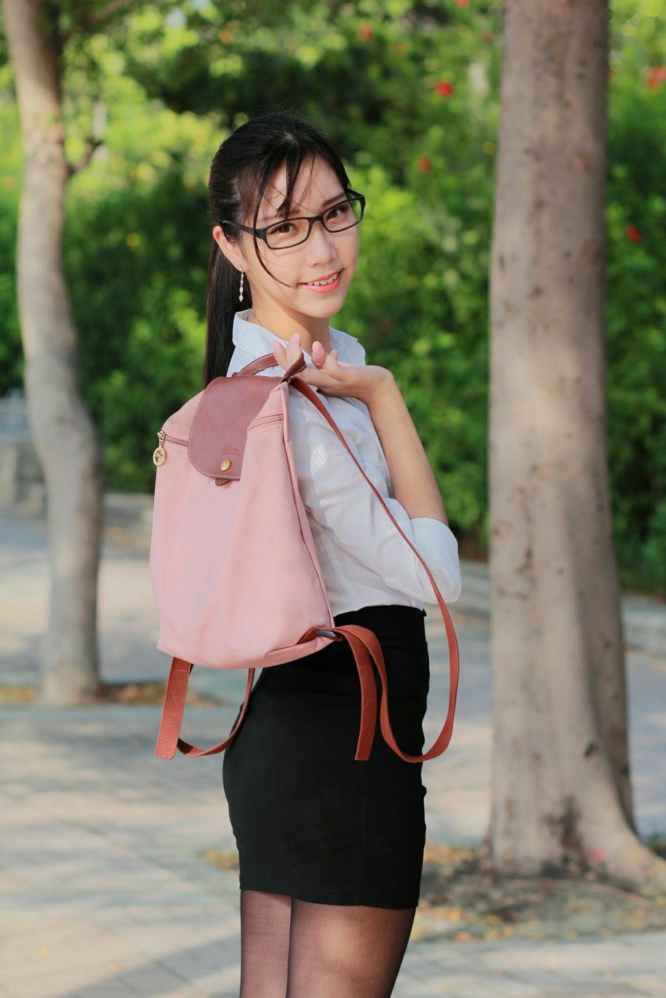 Gallery - 台湾正妹猪比，清新户外写真，运动风与制服黑丝演绎迷人气质，精选美图集台湾清新街拍气质黑丝 女神私房照_秀色女神 - image 4