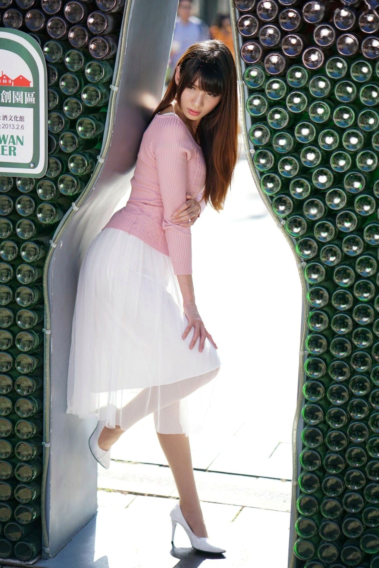 Gallery - 台湾正妹蔡译心Candice台中文创园街拍写真，黑色紧身短裙搭配黑丝尽显修长美腿，气质冷艳颜值出众台湾街拍性感美腿丝袜气质清纯冷艳黑丝 女神私房照_秀色女神 - image 15
