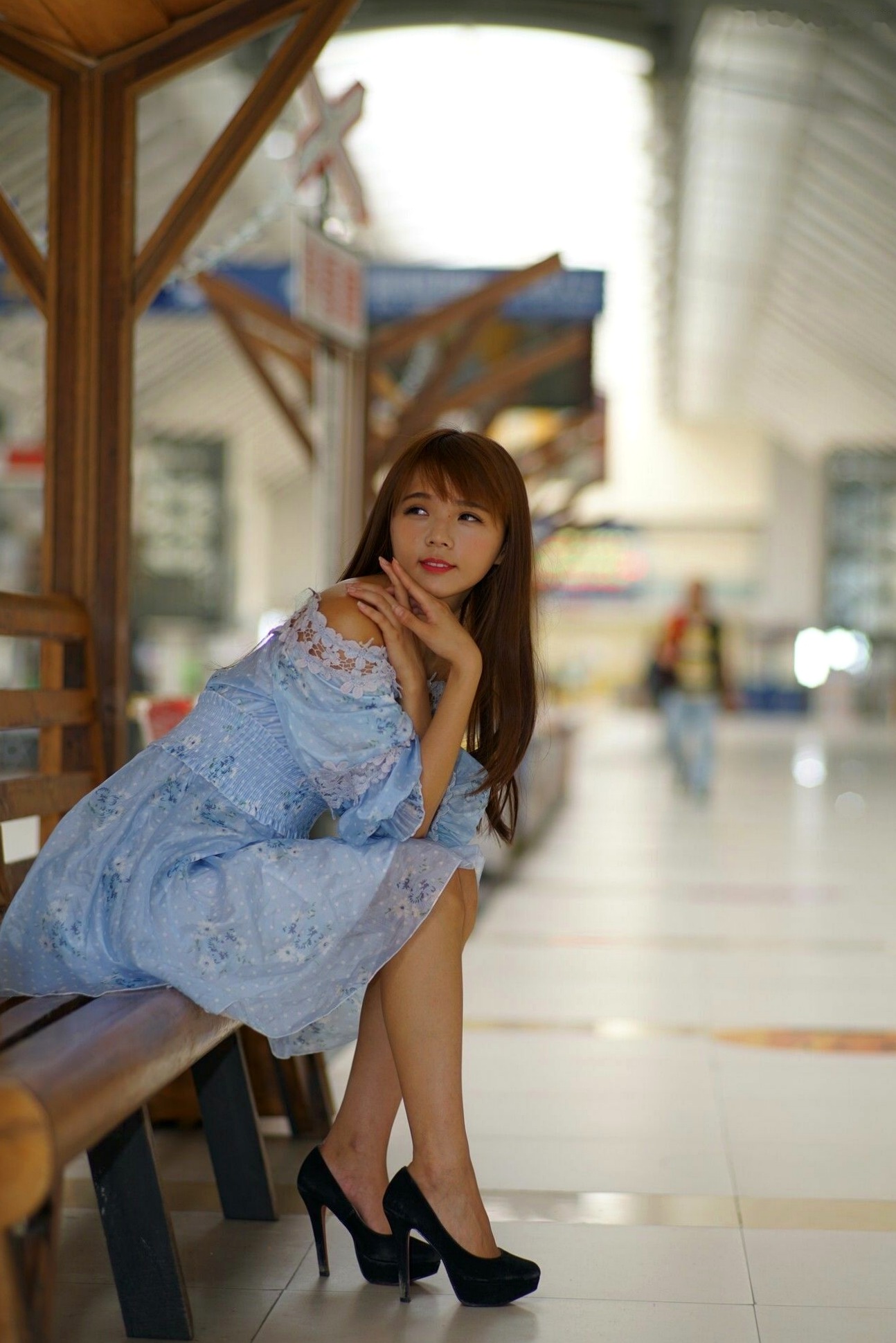 Gallery - 台湾正妹苏郁媛乌日高铁站清新街拍，浅蓝碎花连衣裙甜美修身写真台湾街拍美腿气质清新 女神私房照_秀色女神 - image 1