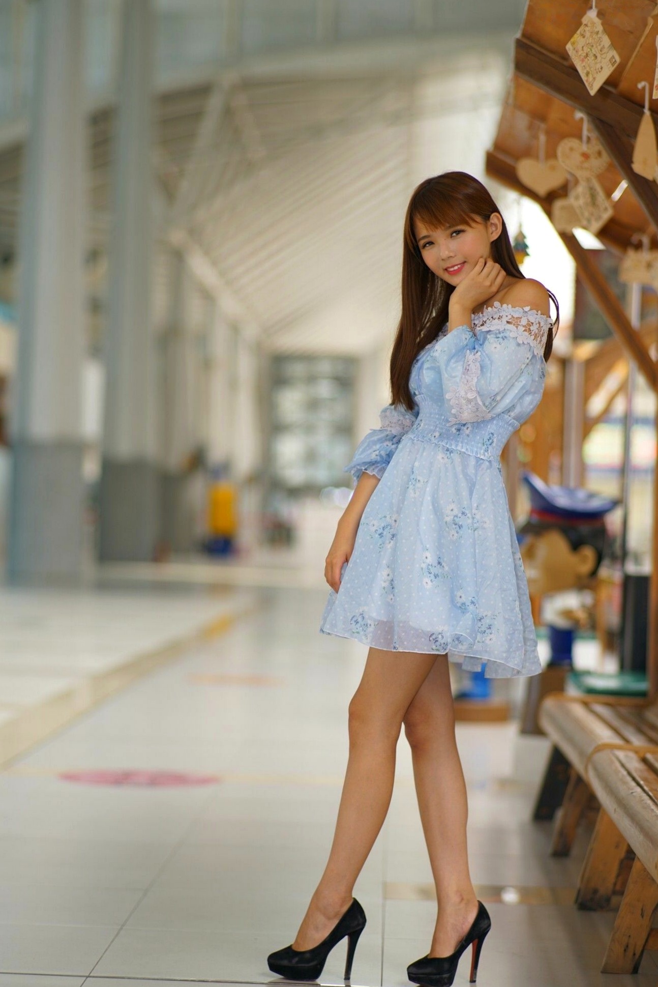 Gallery - 台湾正妹苏郁媛乌日高铁站清新街拍，浅蓝碎花连衣裙甜美修身写真台湾街拍美腿气质清新 女神私房照_秀色女神 - image 14