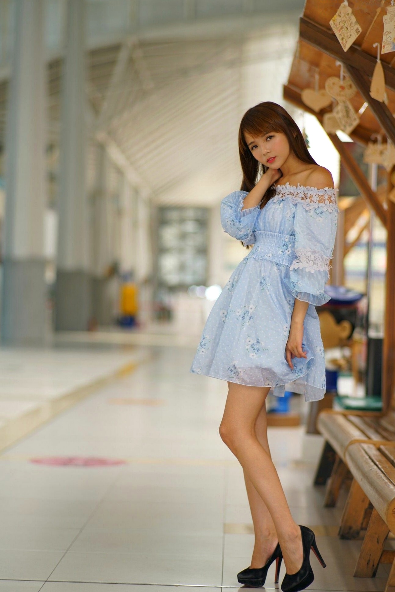 Gallery - 台湾正妹苏郁媛乌日高铁站清新街拍，浅蓝碎花连衣裙甜美修身写真台湾街拍美腿气质清新 女神私房照_秀色女神 - image 18