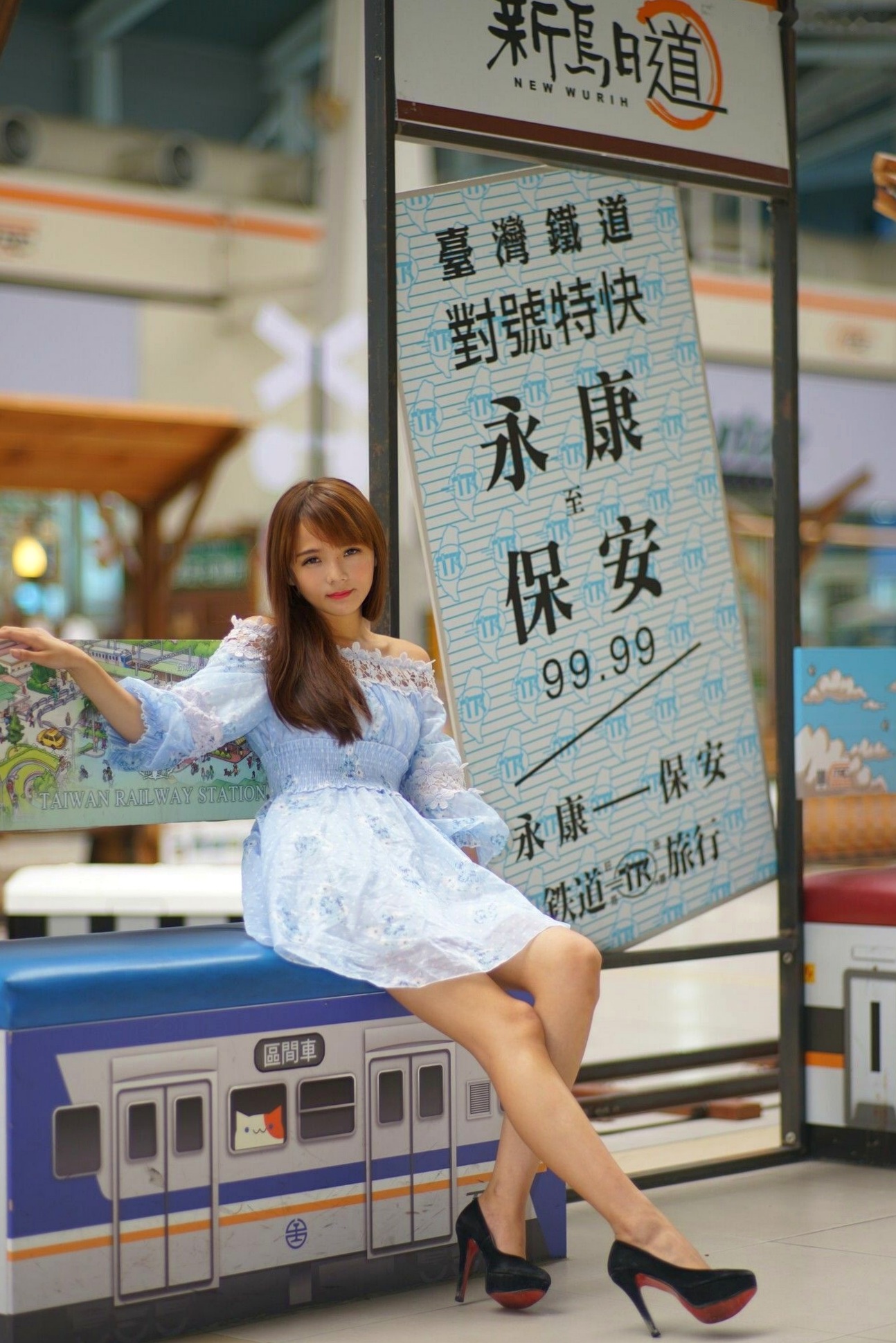 Gallery - 台湾正妹苏郁媛乌日高铁站清新街拍，浅蓝碎花连衣裙甜美修身写真台湾街拍美腿气质清新 女神私房照_秀色女神 - image 20