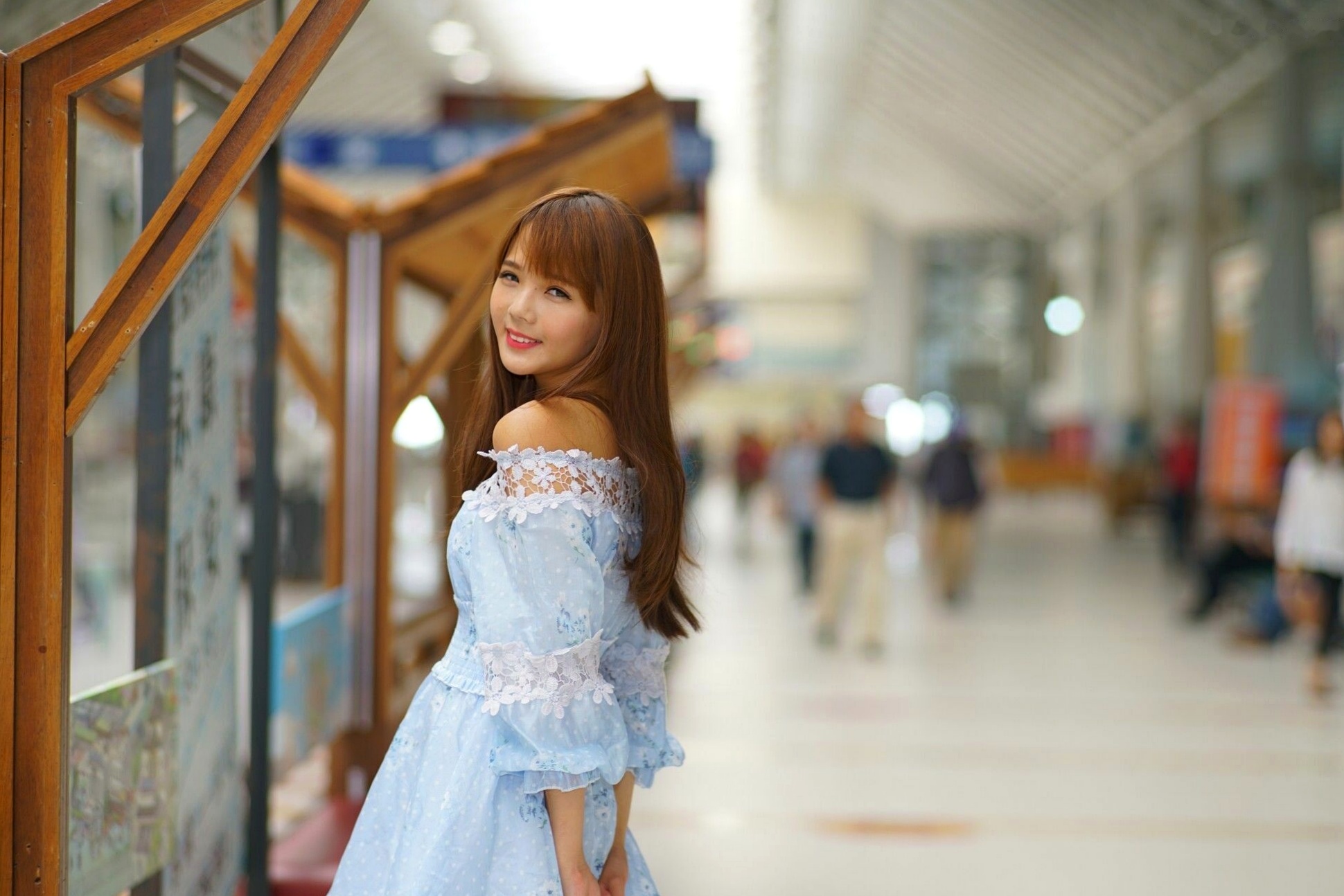 Gallery - 台湾正妹苏郁媛乌日高铁站清新街拍，浅蓝碎花连衣裙甜美修身写真台湾街拍美腿气质清新 女神私房照_秀色女神 - image 25