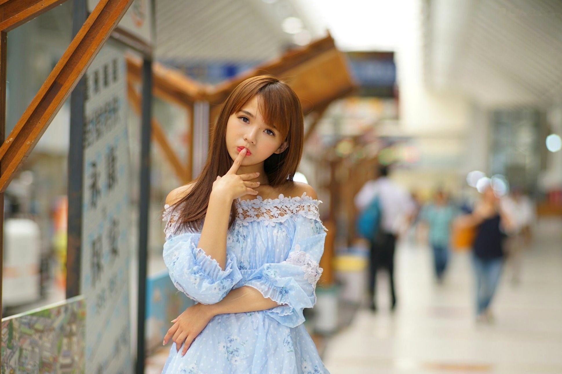 Gallery - 台湾正妹苏郁媛乌日高铁站清新街拍，浅蓝碎花连衣裙甜美修身写真台湾街拍美腿气质清新 女神私房照_秀色女神 - image 29