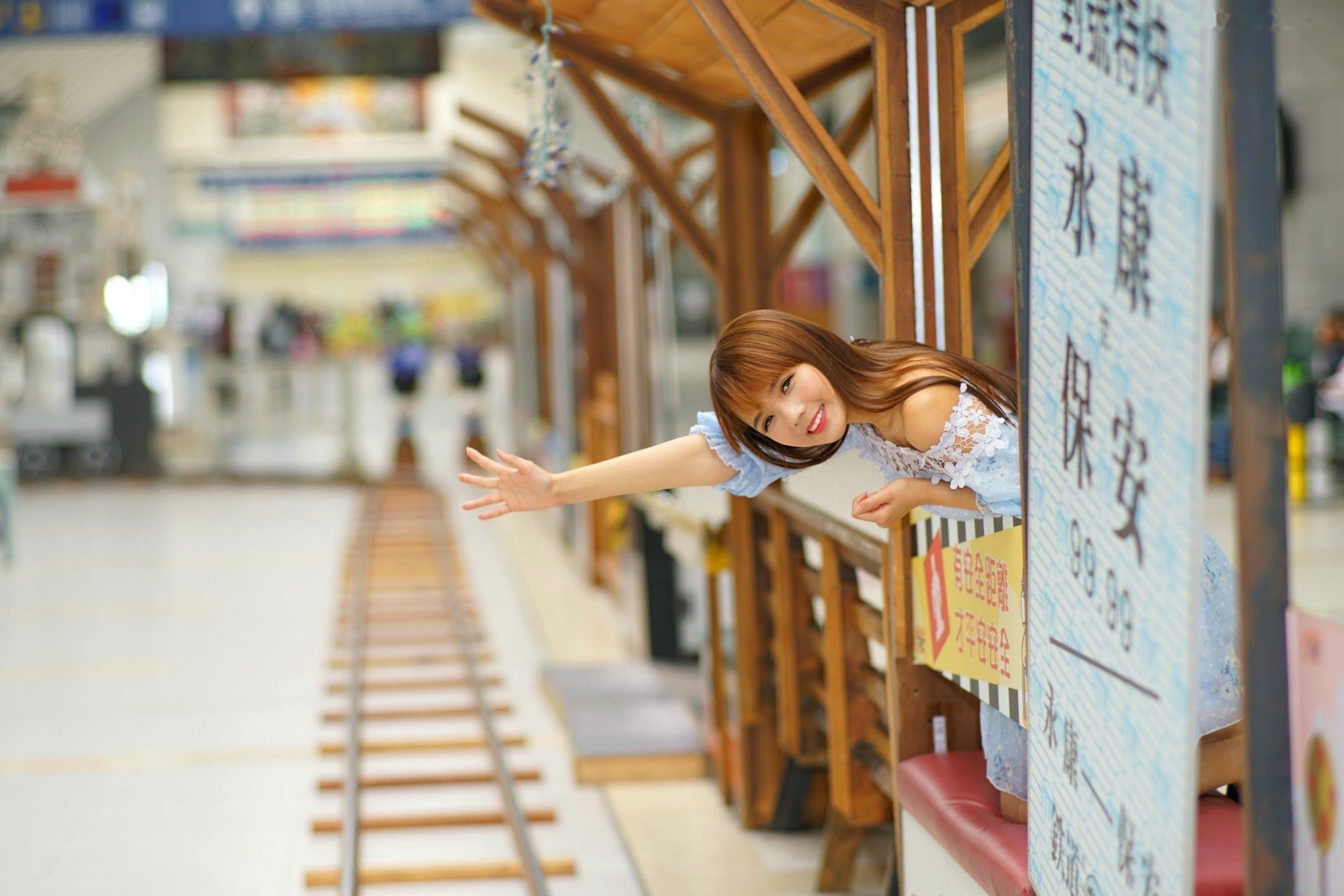 Gallery - 台湾正妹苏郁媛乌日高铁站清新街拍，浅蓝碎花连衣裙甜美修身写真台湾街拍美腿气质清新 女神私房照_秀色女神 - image 62