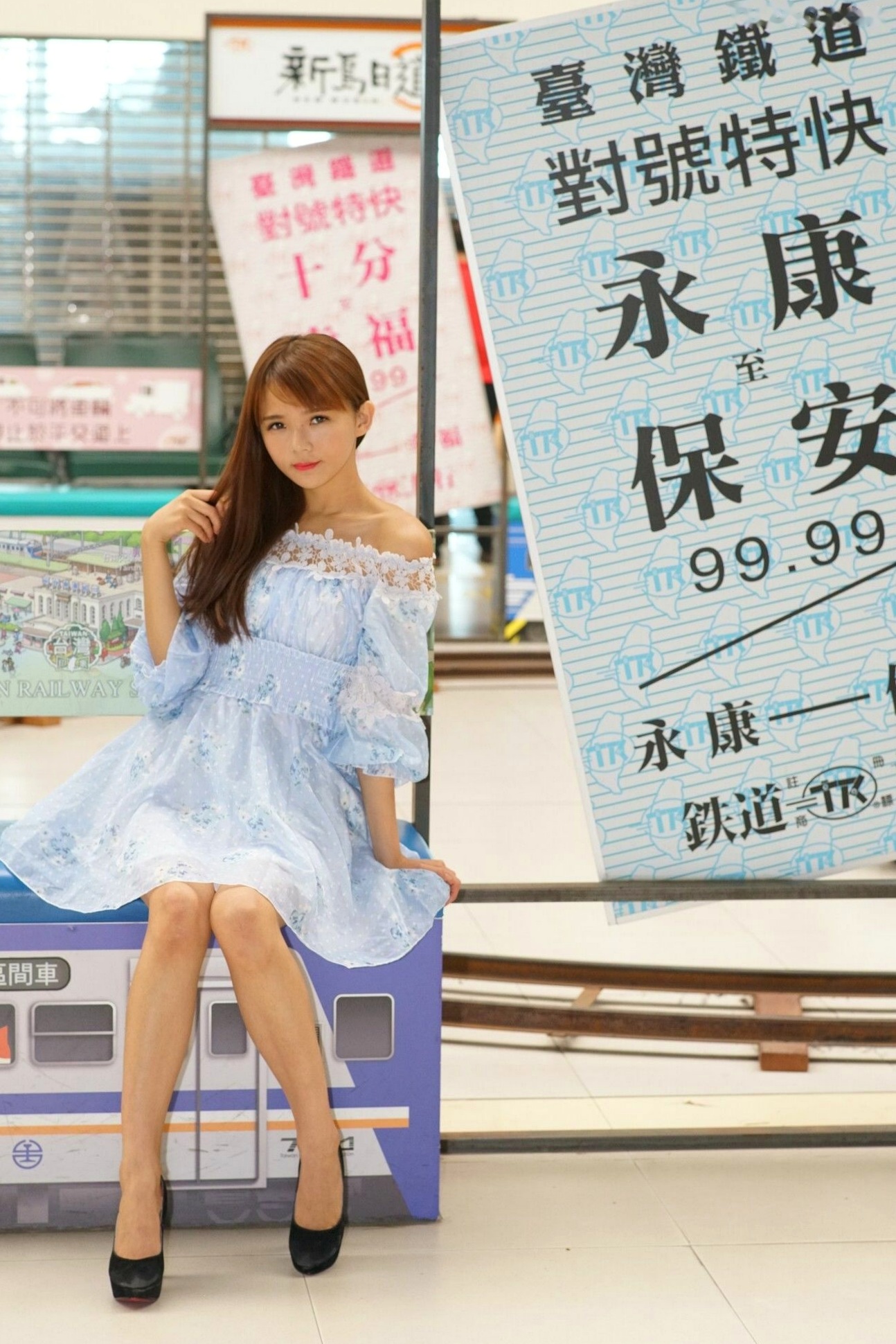 Gallery - 台湾正妹苏郁媛乌日高铁站清新街拍，浅蓝碎花连衣裙甜美修身写真台湾街拍美腿气质清新 女神私房照_秀色女神 - image 71