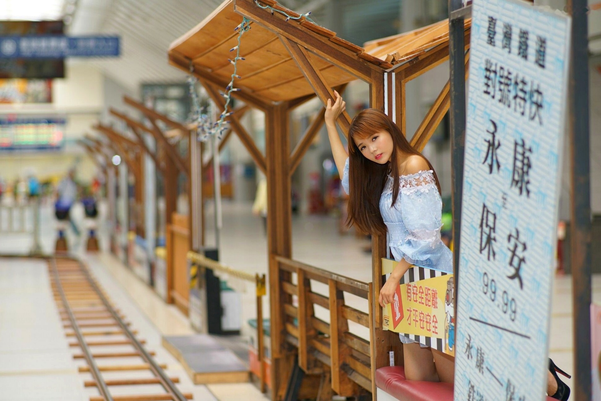 Gallery - 台湾正妹苏郁媛乌日高铁站清新街拍，浅蓝碎花连衣裙甜美修身写真台湾街拍美腿气质清新 女神私房照_秀色女神 - image 72