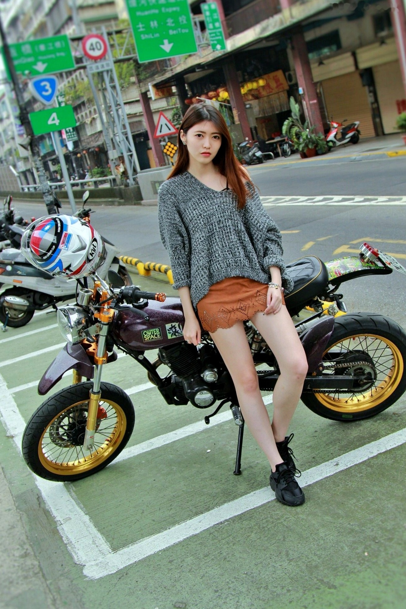 Gallery - 台湾正妹 Brindy薛薛街拍写真，机车酷感造型，纤细美腿配黑丝诱惑，尽显青春活力气息台湾街拍美腿黑丝女神 女神私房照_秀色女神 - image 24