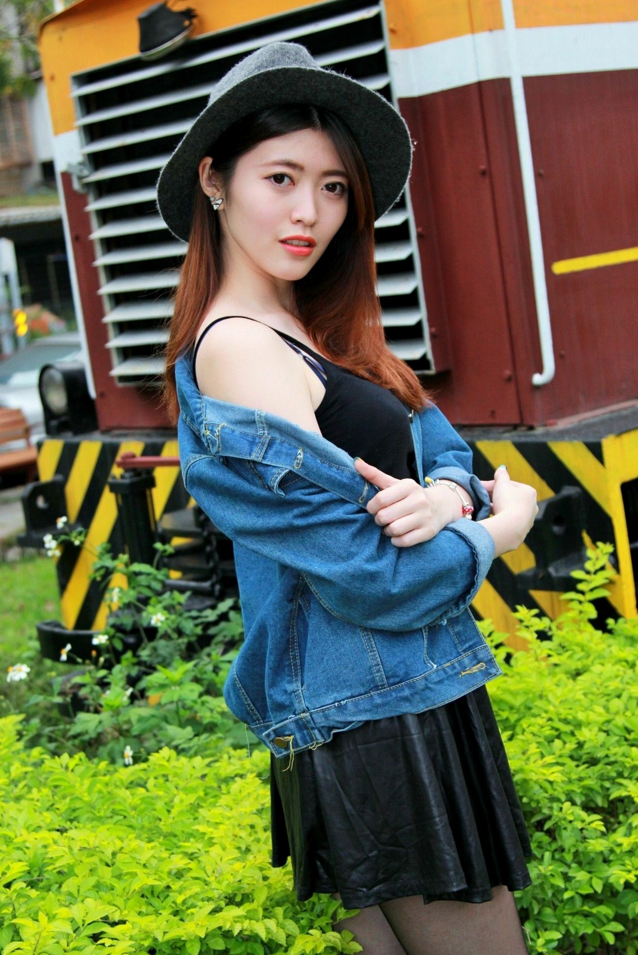 Gallery - 台湾正妹 Brindy薛薛街拍写真，机车酷感造型，纤细美腿配黑丝诱惑，尽显青春活力气息台湾街拍美腿黑丝女神 女神私房照_秀色女神 - image 28