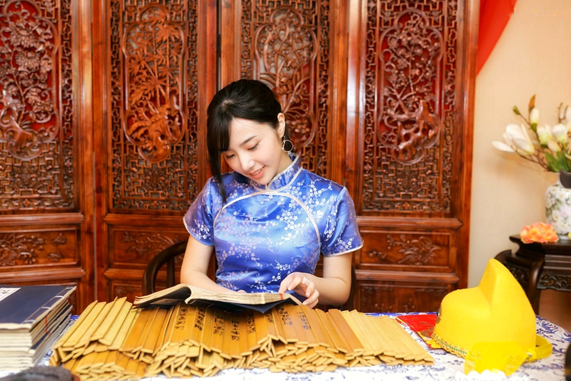 Gallery - 台湾正妹Zora陈思颖古典旗袍写真，新春主题棚拍优雅茶艺与古风书韵，尽显温婉动人魅力台湾气质旗袍清新 女神私房照_秀色女神 - image 47