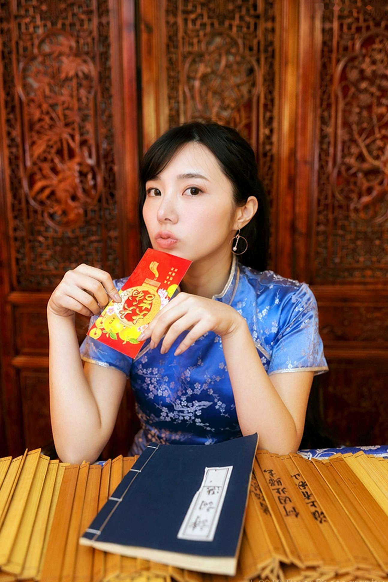 Gallery - 台湾正妹Zora陈思颖古典旗袍写真，新春主题棚拍优雅茶艺与古风书韵，尽显温婉动人魅力台湾气质旗袍清新 女神私房照_秀色女神 - image 54