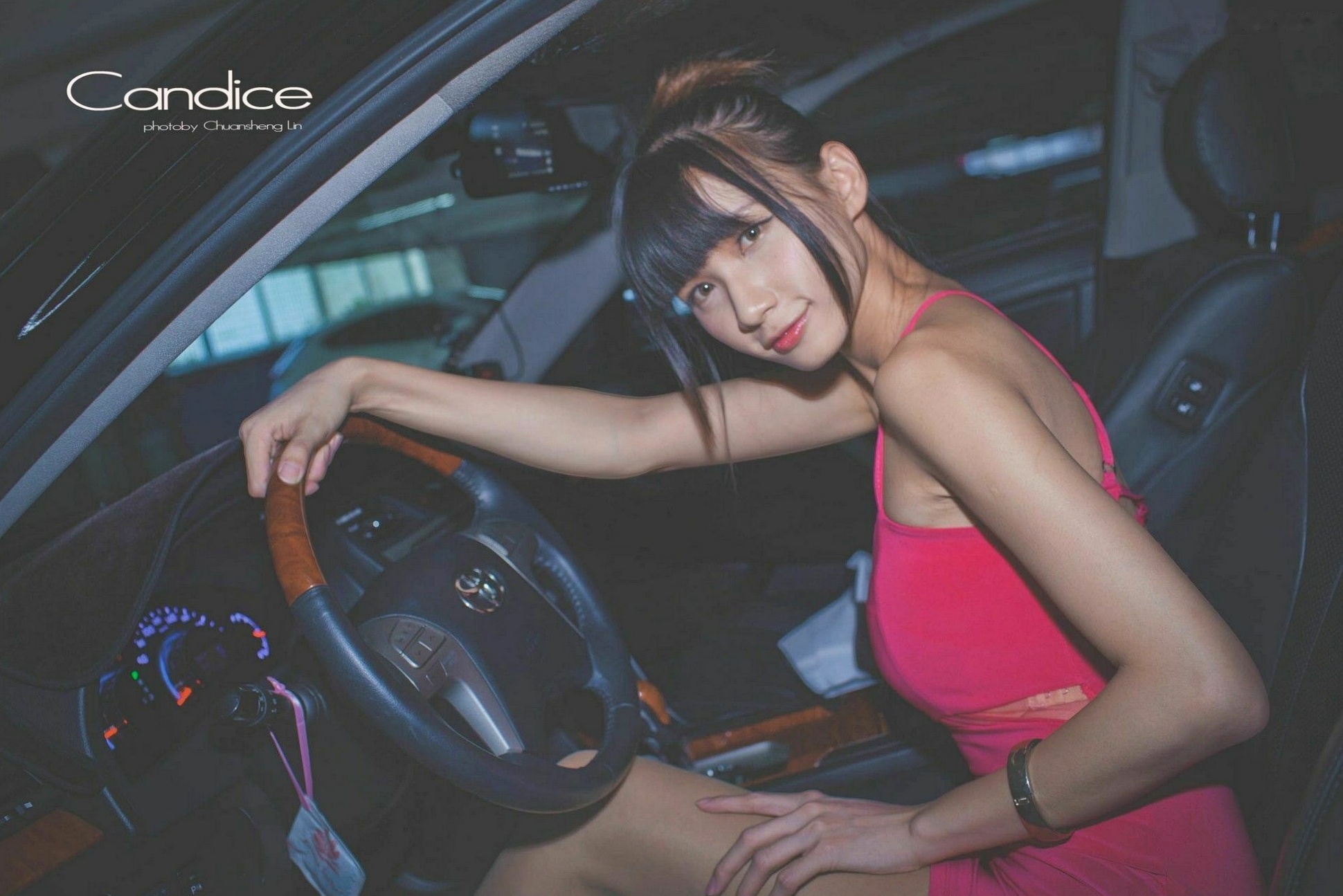 Gallery - 台湾正妹蔡译心Candice车内与户外赛车旗拍摄，职场风黑丝美腿极致诱惑，御姐气质写真台湾美腿黑丝性感诱惑 女神私房照_秀色女神 - image 8