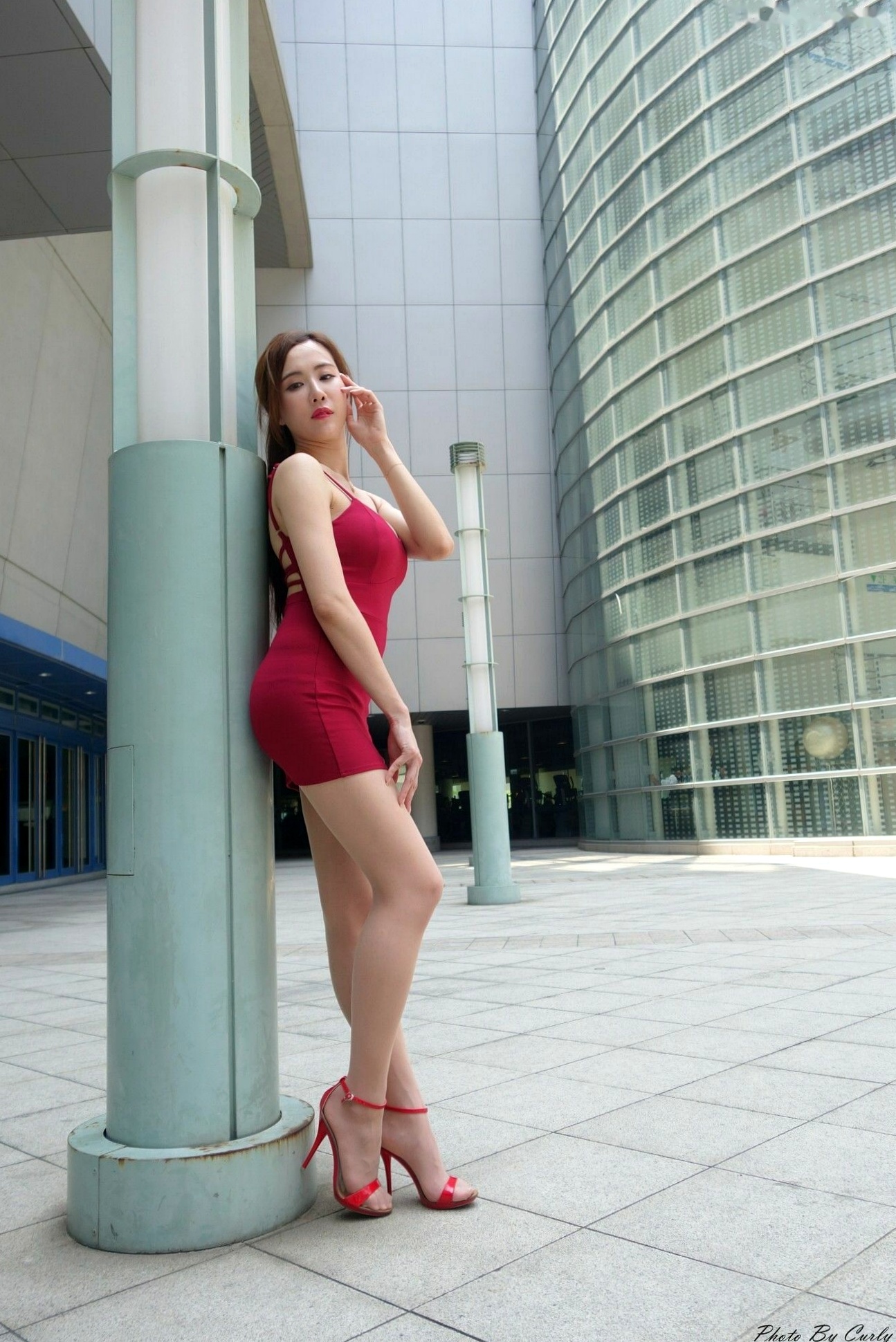 Gallery - 台湾正妹Dora妍希高雄巨蛋街拍，红色吊带包臀裙极致性感，御姐范十足的户外时尚写真性感户外台湾女神美腿 女神私房照_秀色女神 - image 23