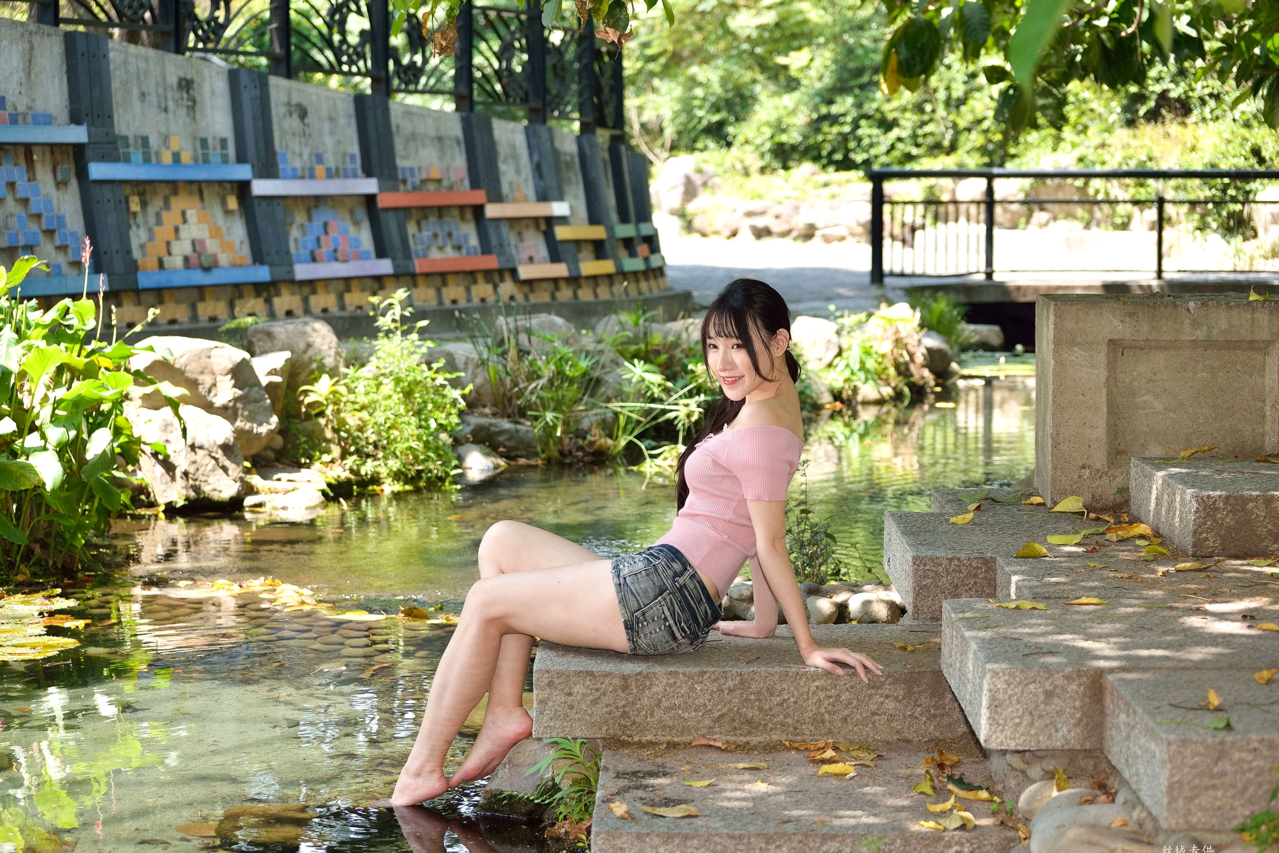 Gallery - 台湾正妹比比国美时装户外街拍 青春粉色上衣牛仔热裤动人美腿写真集台湾街拍清新美腿诱惑 女神私房照_秀色女神 - image 10
