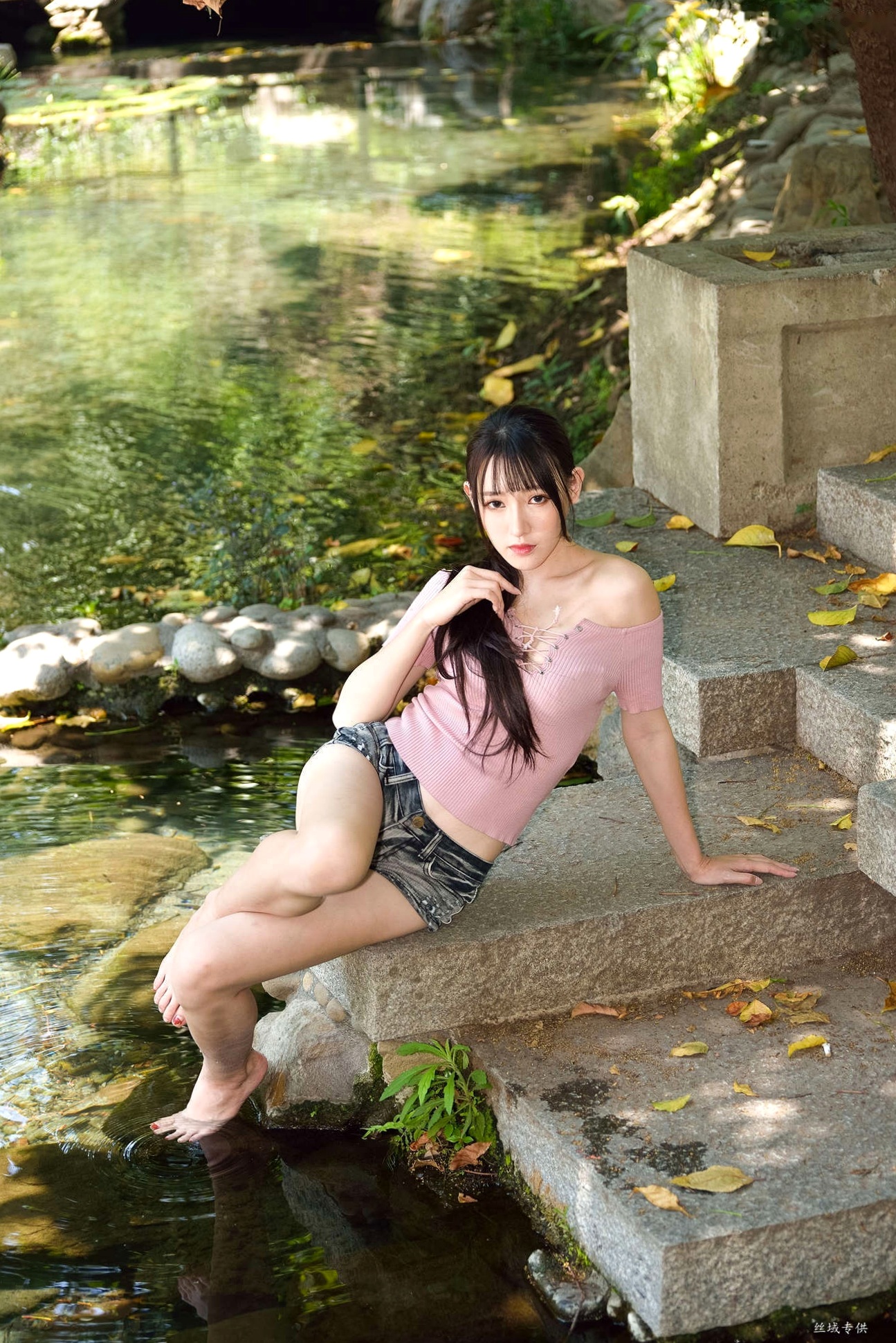 Gallery - 台湾正妹比比国美时装户外街拍 青春粉色上衣牛仔热裤动人美腿写真集台湾街拍清新美腿诱惑 女神私房照_秀色女神 - image 18
