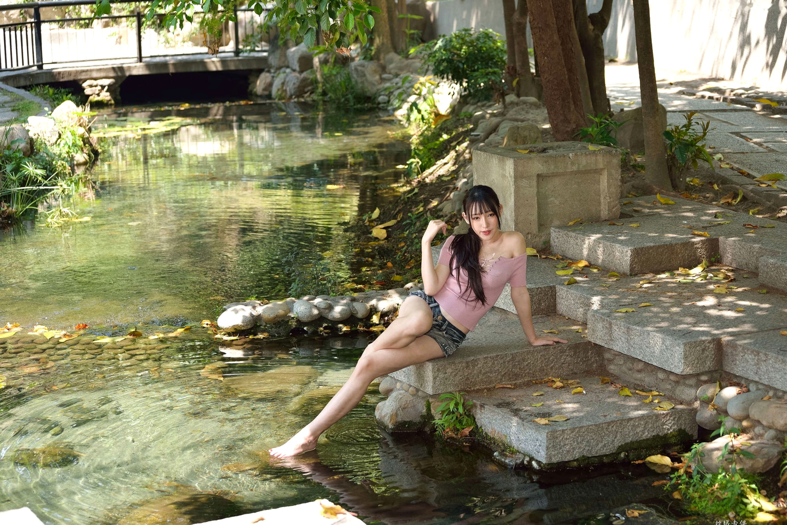 Gallery - 台湾正妹比比国美时装户外街拍 青春粉色上衣牛仔热裤动人美腿写真集台湾街拍清新美腿诱惑 女神私房照_秀色女神 - image 19