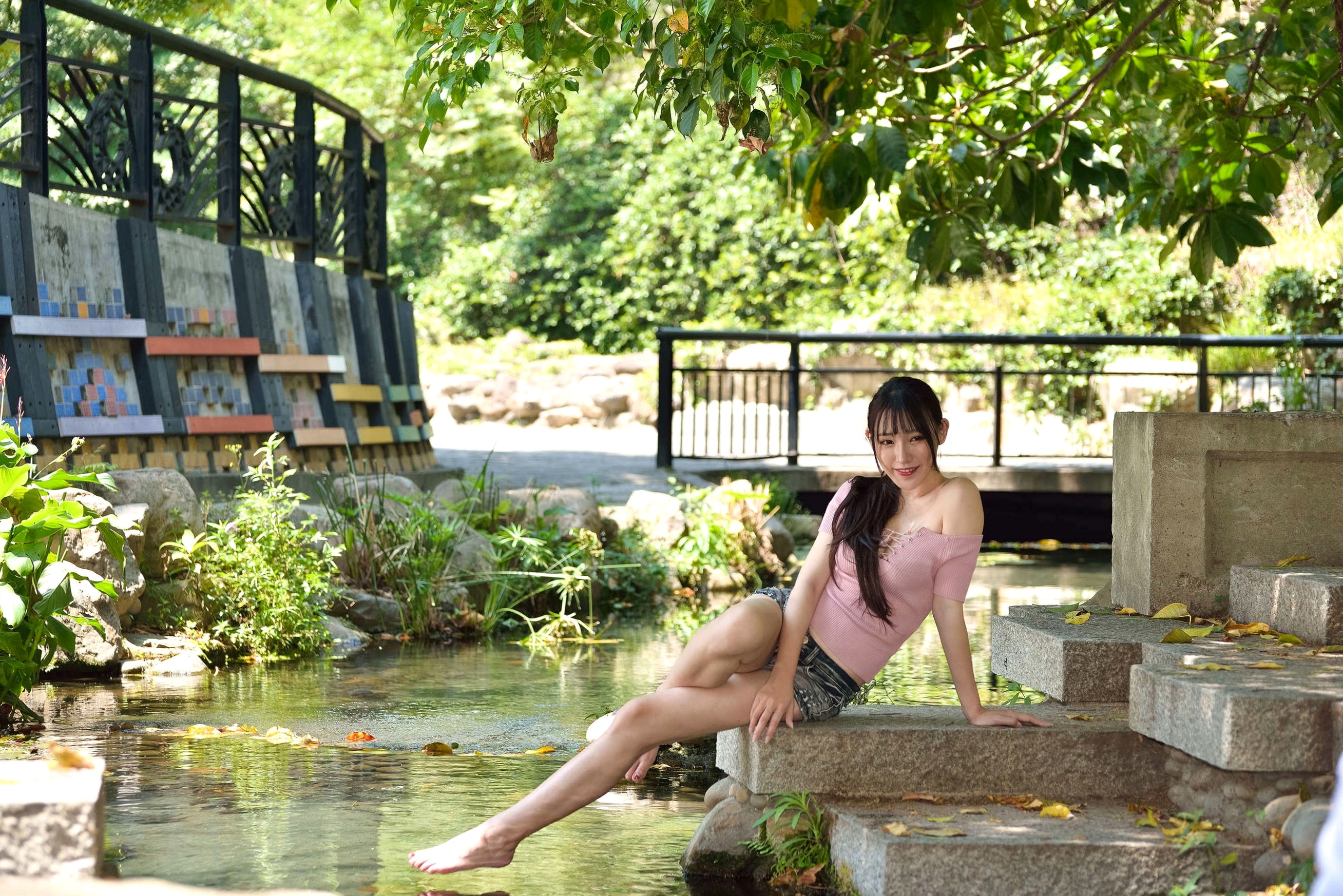 Gallery - 台湾正妹比比国美时装户外街拍 青春粉色上衣牛仔热裤动人美腿写真集台湾街拍清新美腿诱惑 女神私房照_秀色女神 - image 21
