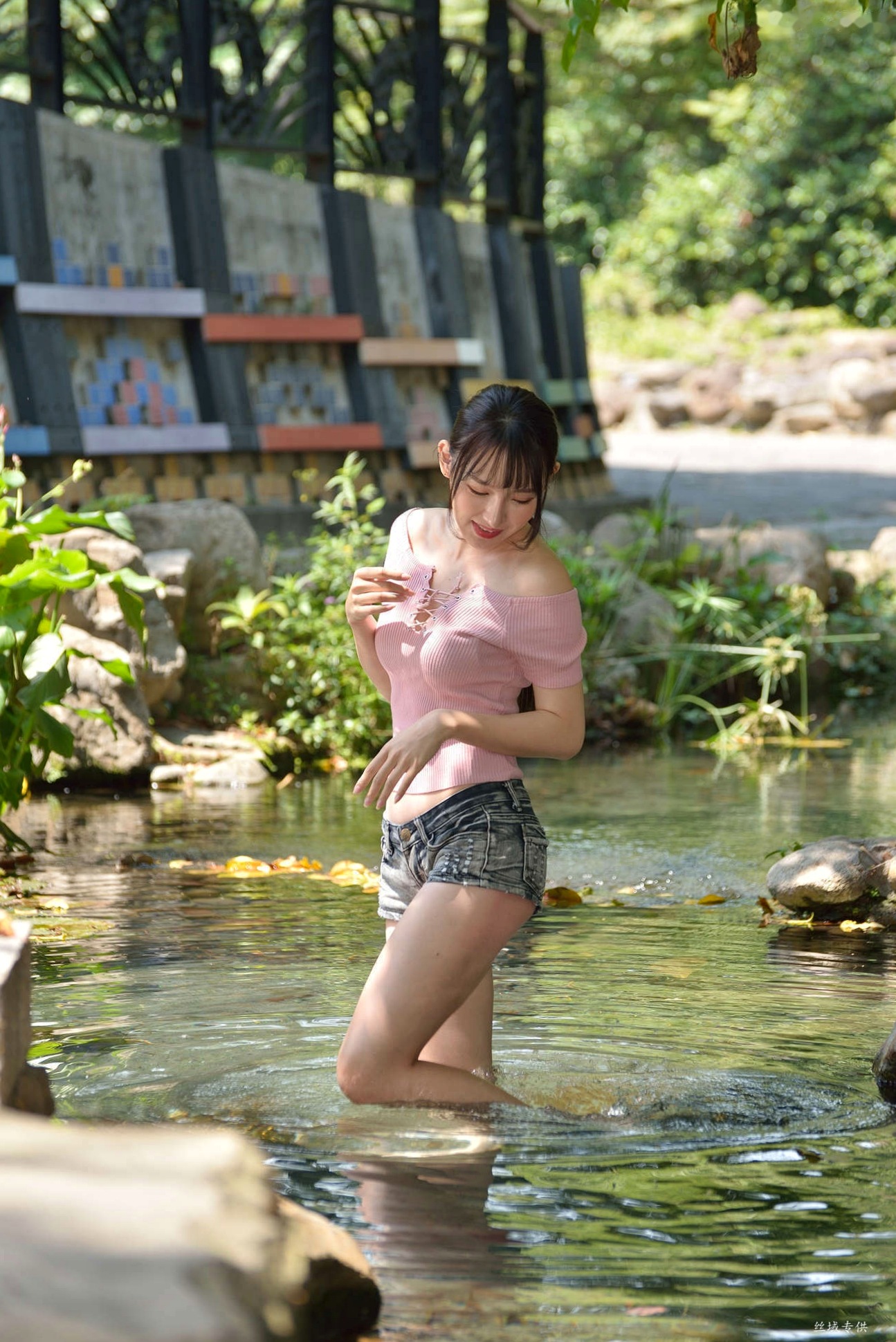 Gallery - 台湾正妹比比国美时装户外街拍 青春粉色上衣牛仔热裤动人美腿写真集台湾街拍清新美腿诱惑 女神私房照_秀色女神 - image 24