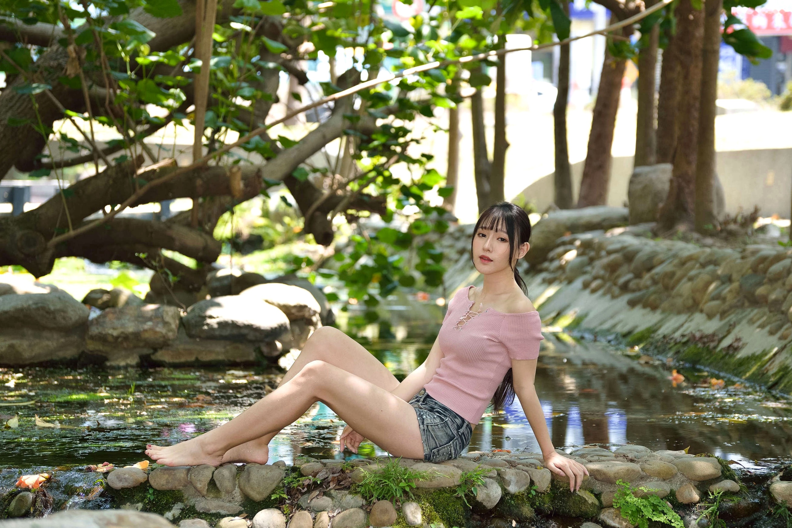 Gallery - 台湾正妹比比国美时装户外街拍 青春粉色上衣牛仔热裤动人美腿写真集台湾街拍清新美腿诱惑 女神私房照_秀色女神 - image 36