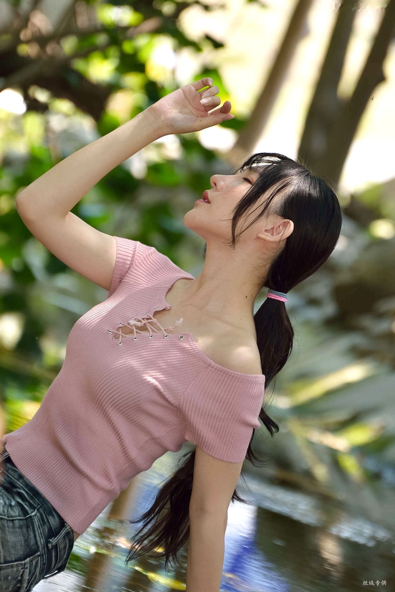 Gallery - 台湾正妹比比国美时装户外街拍 青春粉色上衣牛仔热裤动人美腿写真集台湾街拍清新美腿诱惑 女神私房照_秀色女神 - image 37