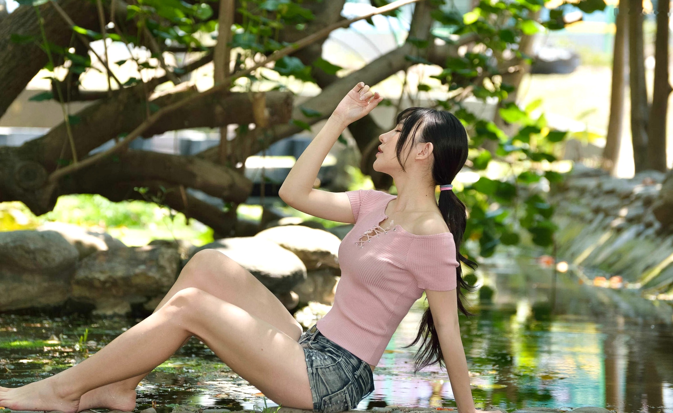 Gallery - 台湾正妹比比国美时装户外街拍 青春粉色上衣牛仔热裤动人美腿写真集台湾街拍清新美腿诱惑 女神私房照_秀色女神 - image 38