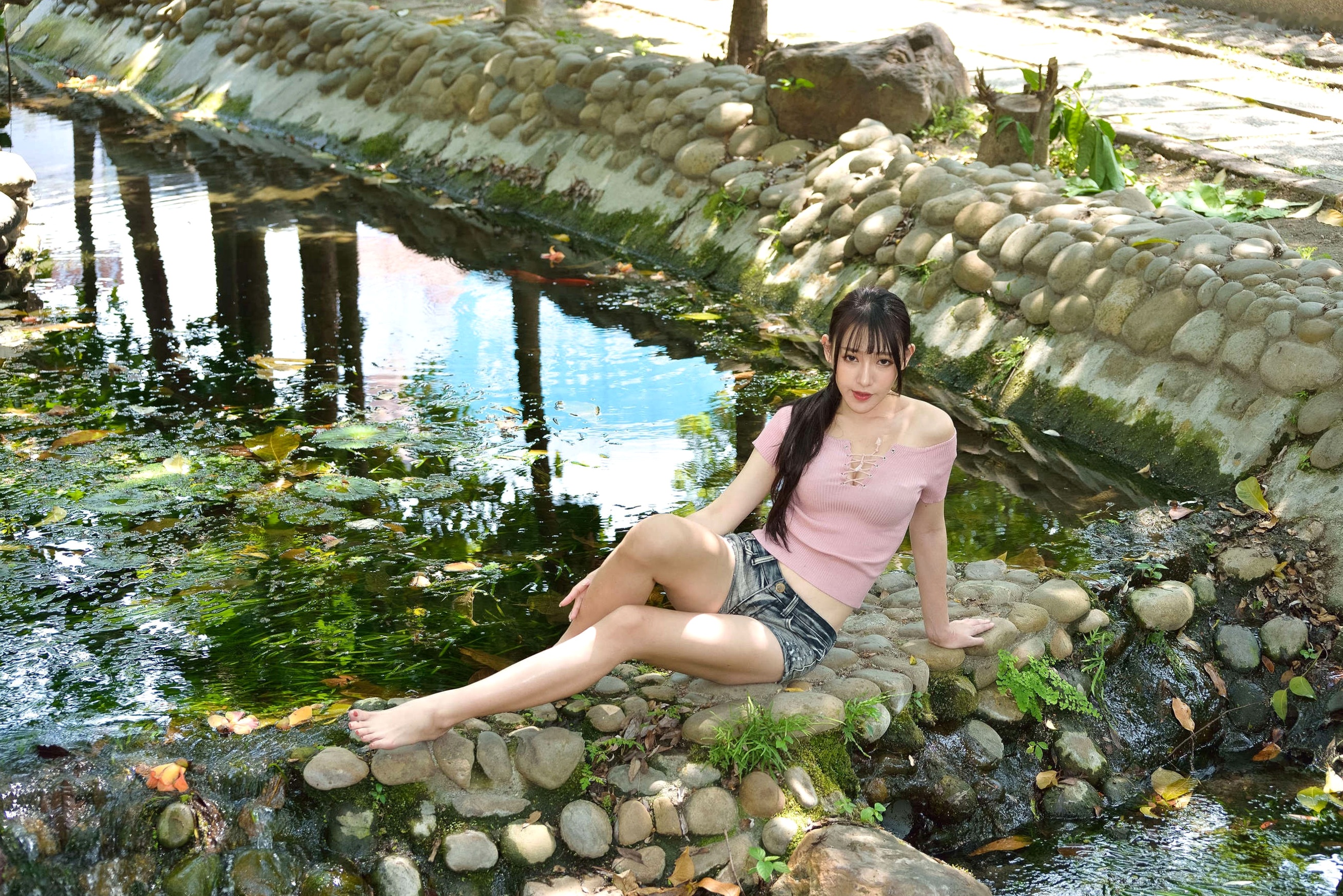 Gallery - 台湾正妹比比国美时装户外街拍 青春粉色上衣牛仔热裤动人美腿写真集台湾街拍清新美腿诱惑 女神私房照_秀色女神 - image 42