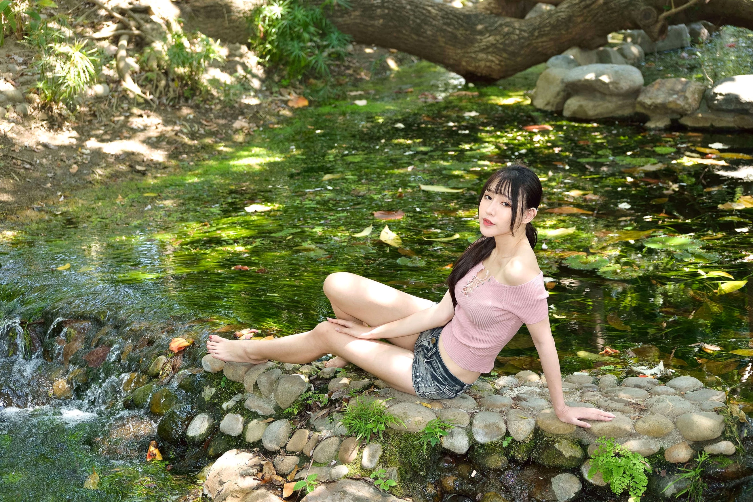 Gallery - 台湾正妹比比国美时装户外街拍 青春粉色上衣牛仔热裤动人美腿写真集台湾街拍清新美腿诱惑 女神私房照_秀色女神 - image 43