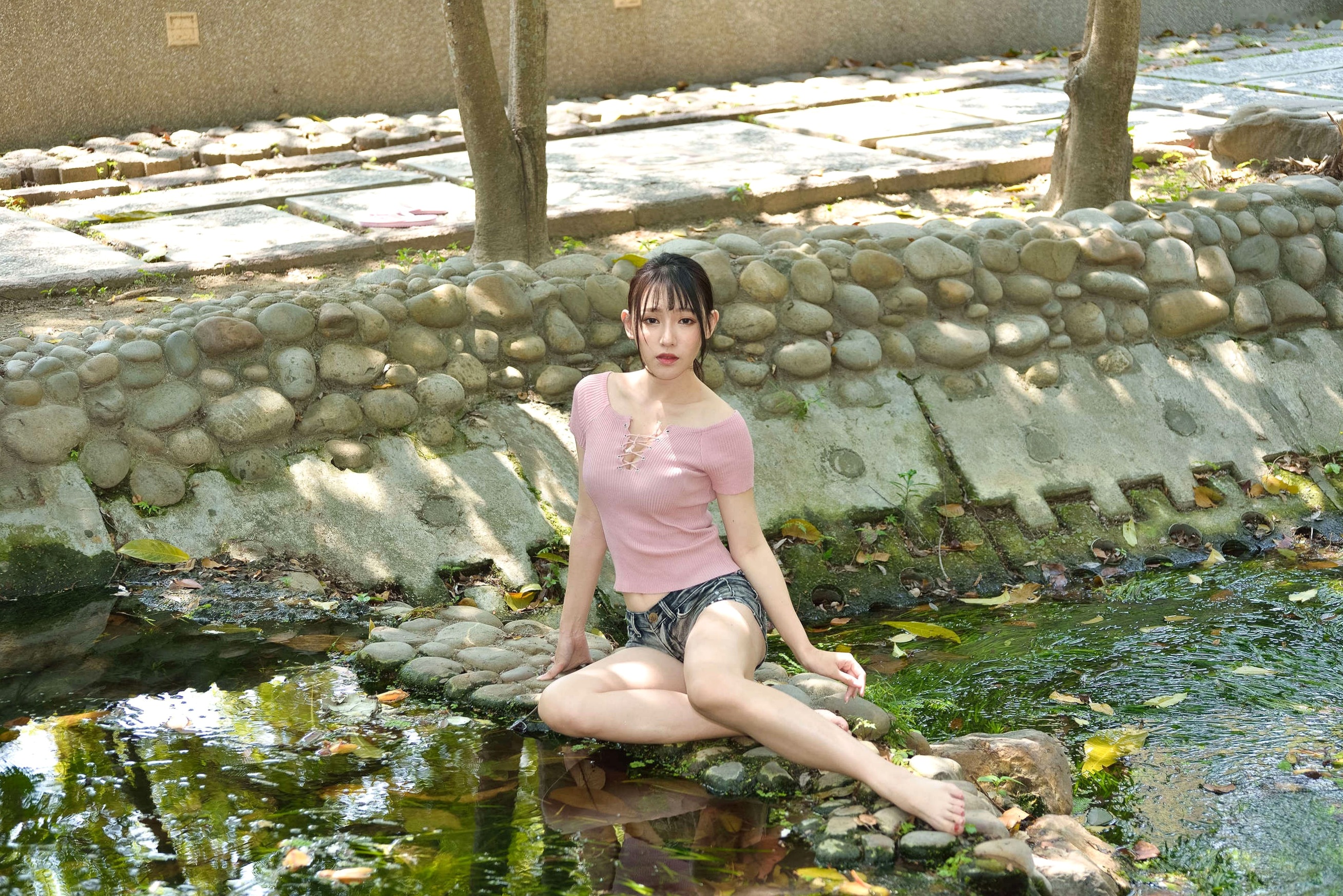 Gallery - 台湾正妹比比国美时装户外街拍 青春粉色上衣牛仔热裤动人美腿写真集台湾街拍清新美腿诱惑 女神私房照_秀色女神 - image 46
