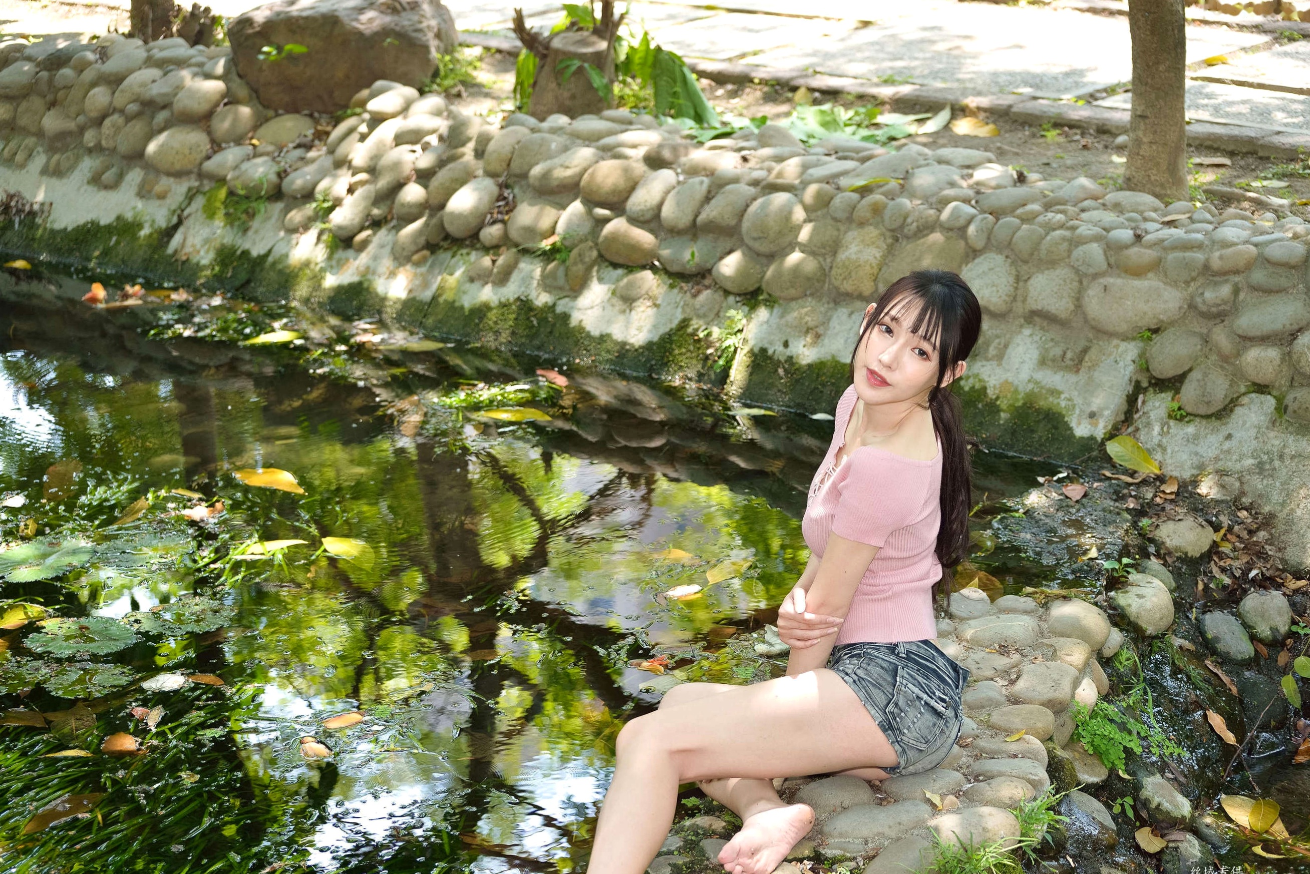 Gallery - 台湾正妹比比国美时装户外街拍 青春粉色上衣牛仔热裤动人美腿写真集台湾街拍清新美腿诱惑 女神私房照_秀色女神 - image 48