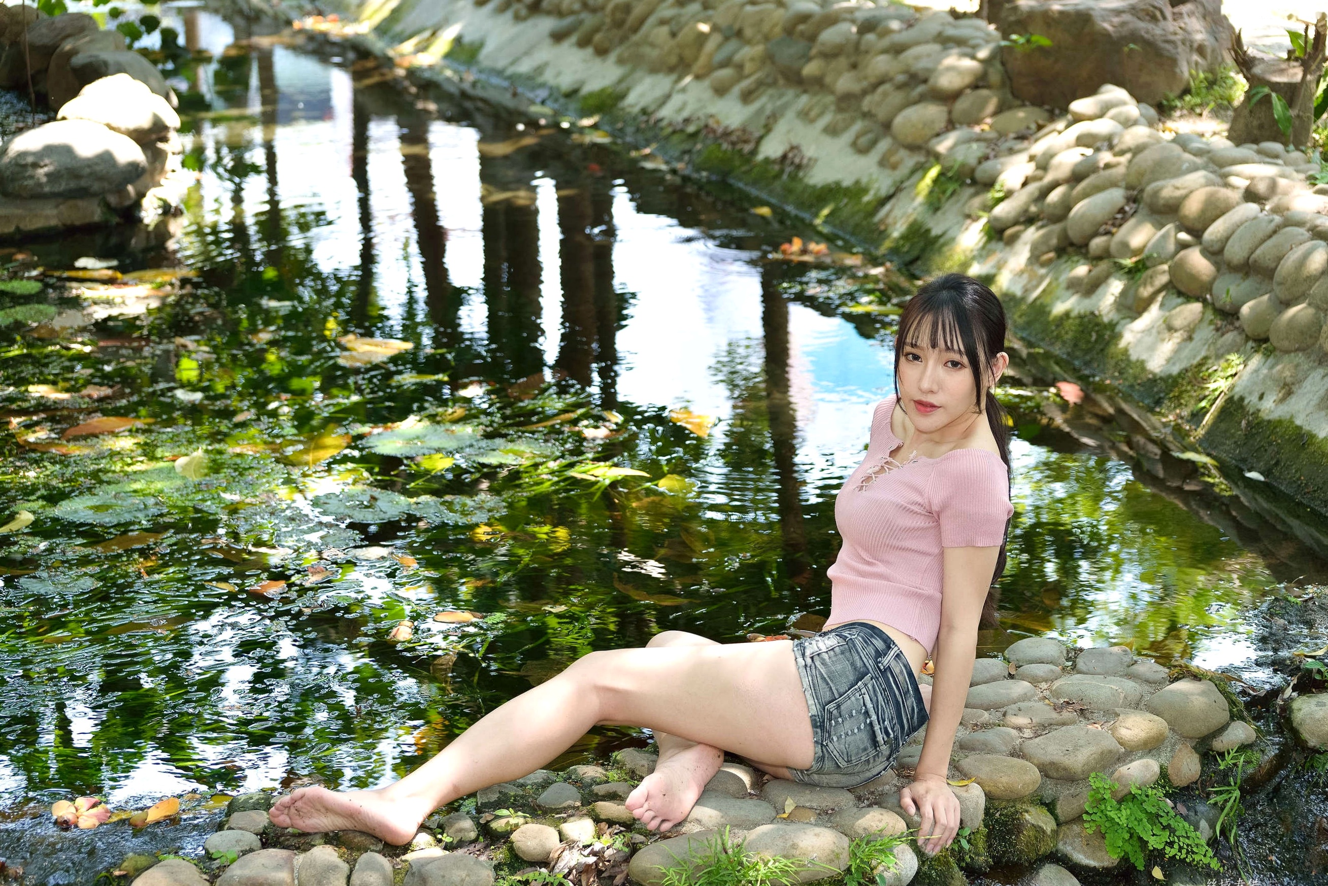 Gallery - 台湾正妹比比国美时装户外街拍 青春粉色上衣牛仔热裤动人美腿写真集台湾街拍清新美腿诱惑 女神私房照_秀色女神 - image 50