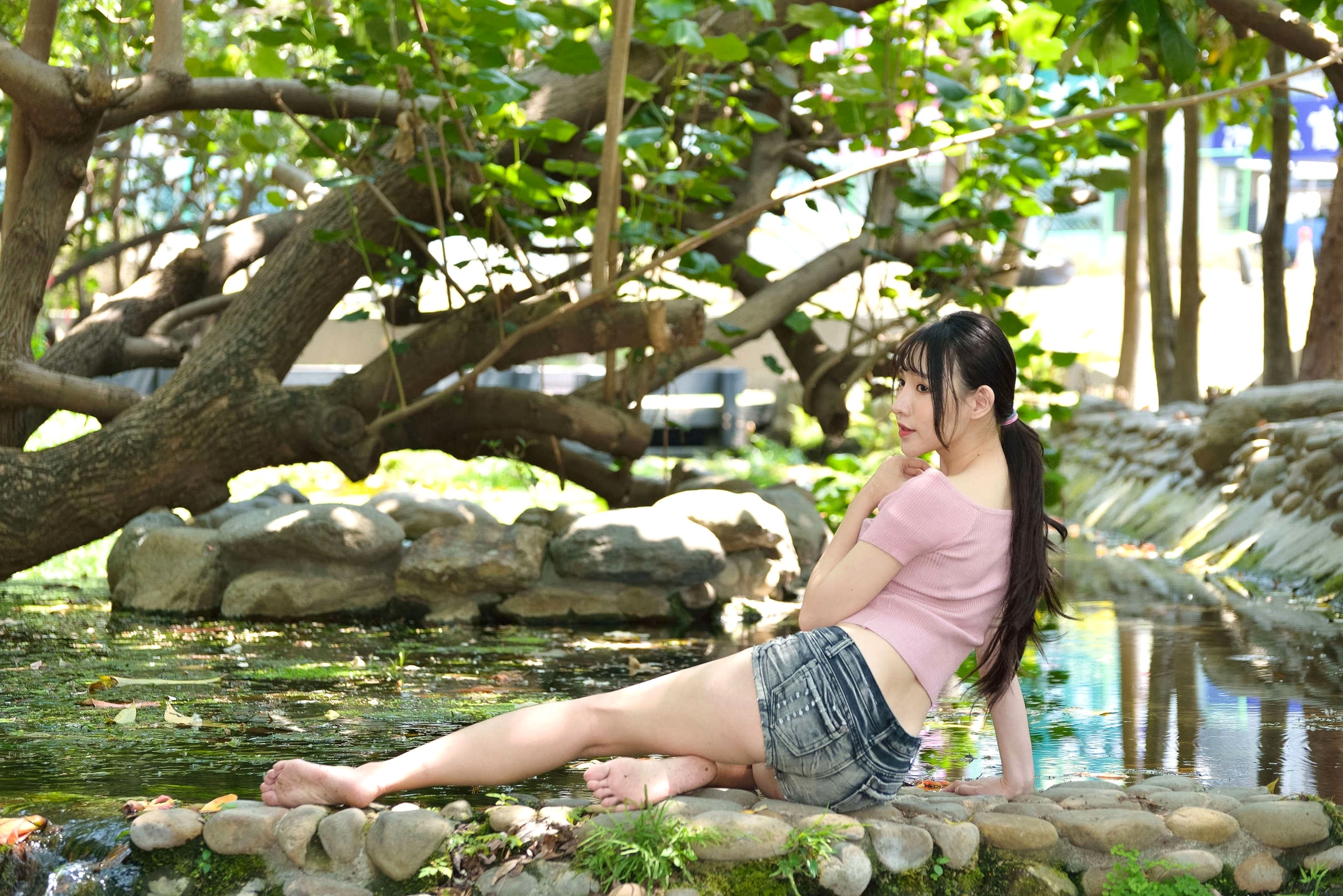 Gallery - 台湾正妹比比国美时装户外街拍 青春粉色上衣牛仔热裤动人美腿写真集台湾街拍清新美腿诱惑 女神私房照_秀色女神 - image 51