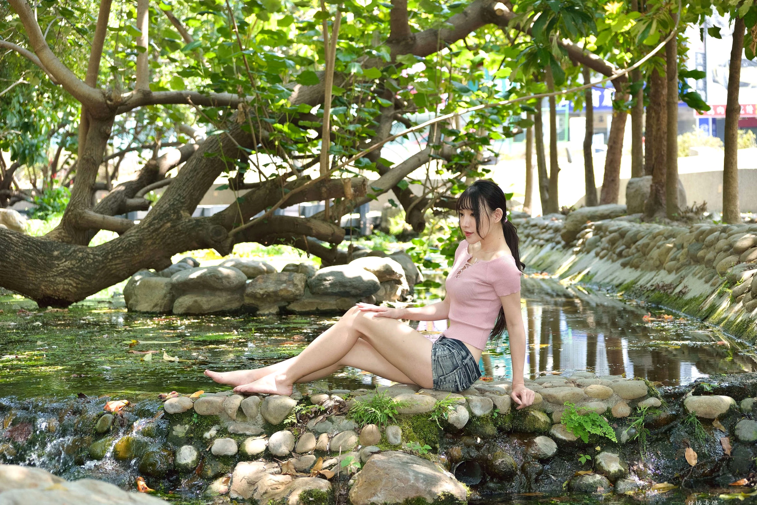 Gallery - 台湾正妹比比国美时装户外街拍 青春粉色上衣牛仔热裤动人美腿写真集台湾街拍清新美腿诱惑 女神私房照_秀色女神 - image 53