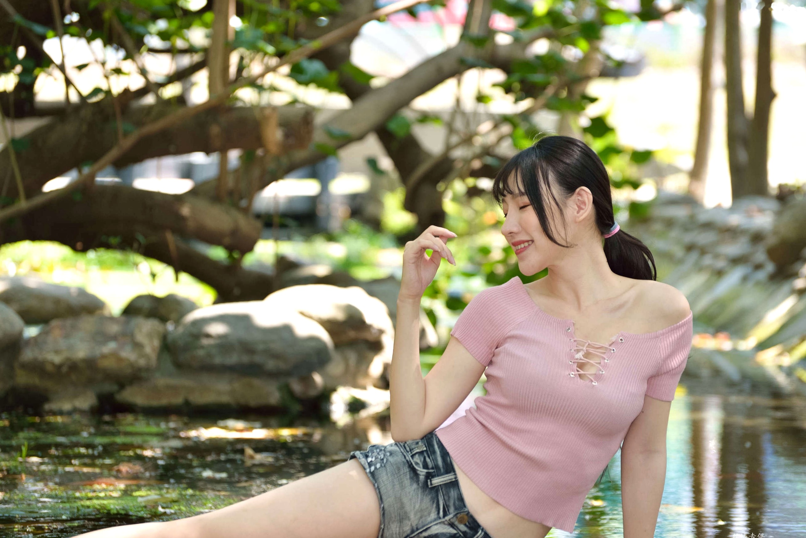 Gallery - 台湾正妹比比国美时装户外街拍 青春粉色上衣牛仔热裤动人美腿写真集台湾街拍清新美腿诱惑 女神私房照_秀色女神 - image 58