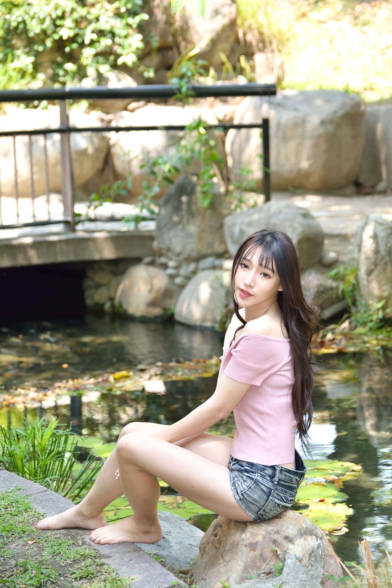 Gallery - 台湾正妹比比国美时装户外街拍 青春粉色上衣牛仔热裤动人美腿写真集台湾街拍清新美腿诱惑 女神私房照_秀色女神 - image 91