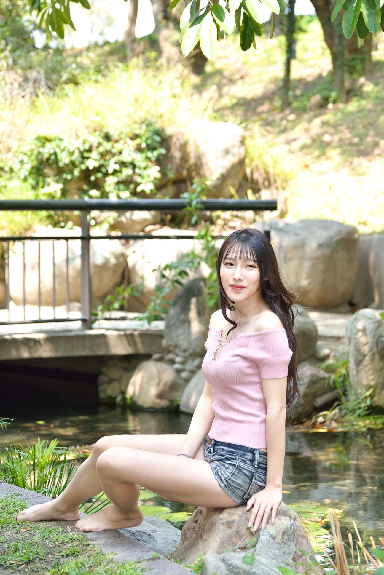 Gallery - 台湾正妹比比国美时装户外街拍 青春粉色上衣牛仔热裤动人美腿写真集台湾街拍清新美腿诱惑 女神私房照_秀色女神 - image 92