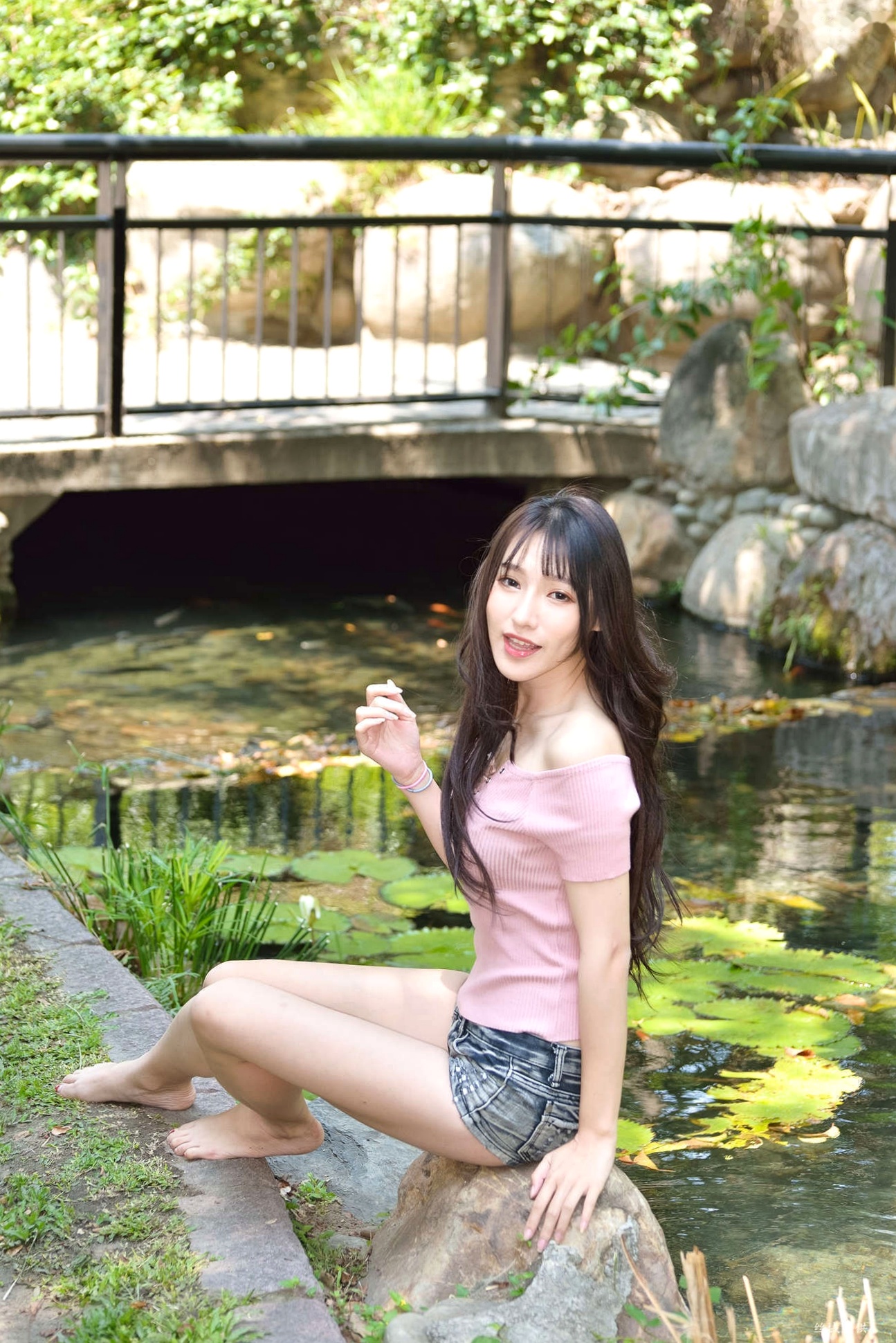 Gallery - 台湾正妹比比国美时装户外街拍 青春粉色上衣牛仔热裤动人美腿写真集台湾街拍清新美腿诱惑 女神私房照_秀色女神 - image 94