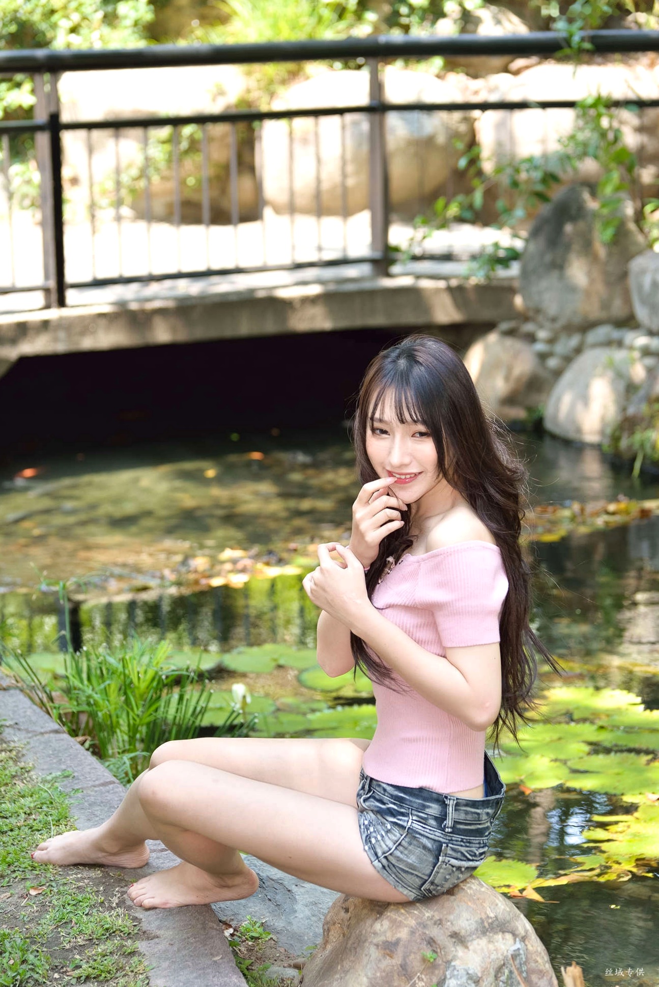 Gallery - 台湾正妹比比国美时装户外街拍 青春粉色上衣牛仔热裤动人美腿写真集台湾街拍清新美腿诱惑 女神私房照_秀色女神 - image 95