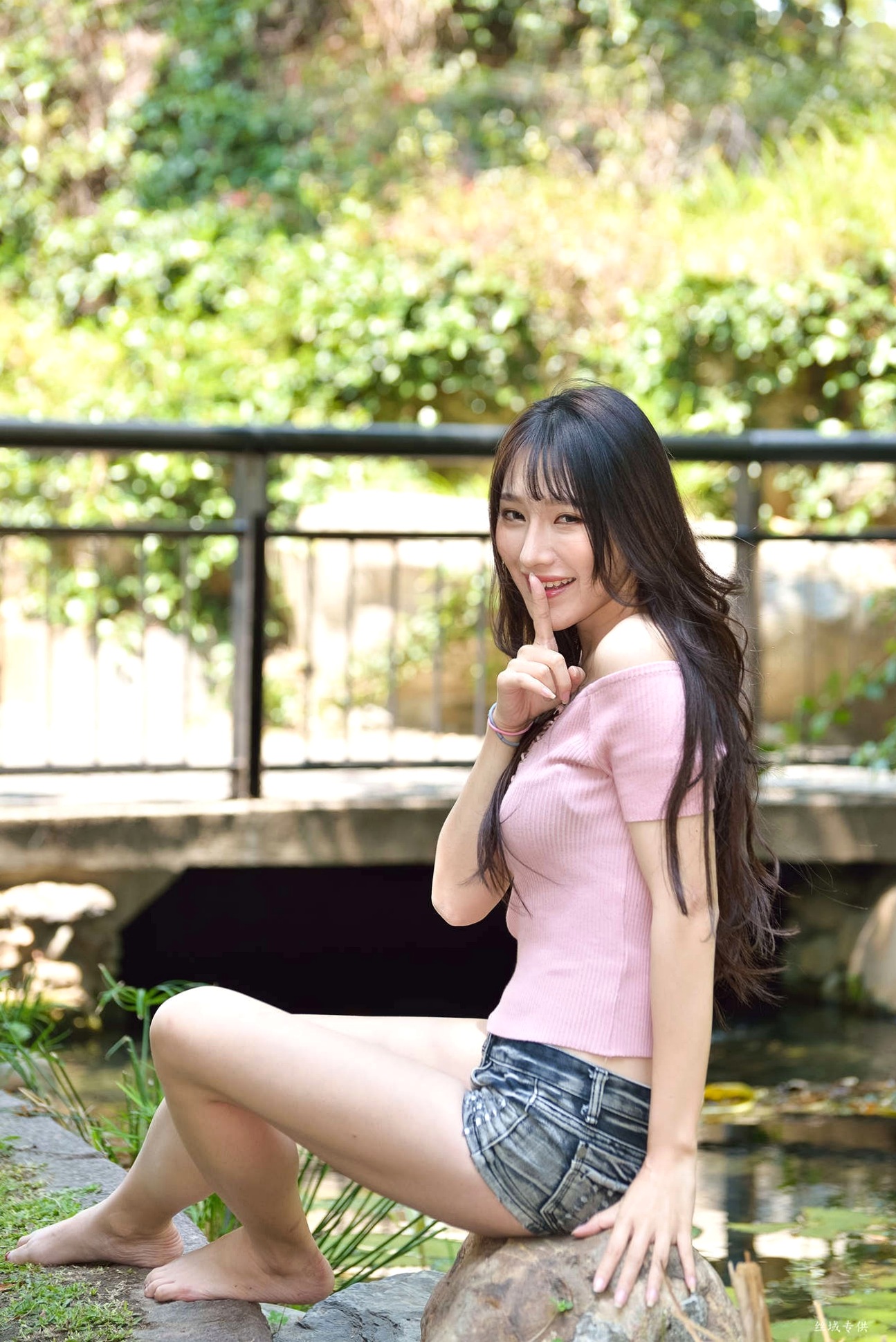 Gallery - 台湾正妹比比国美时装户外街拍 青春粉色上衣牛仔热裤动人美腿写真集台湾街拍清新美腿诱惑 女神私房照_秀色女神 - image 99