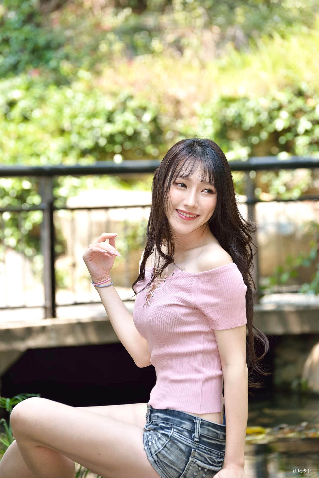 Gallery - 台湾正妹比比国美时装户外街拍 青春粉色上衣牛仔热裤动人美腿写真集台湾街拍清新美腿诱惑 女神私房照_秀色女神 - image 101